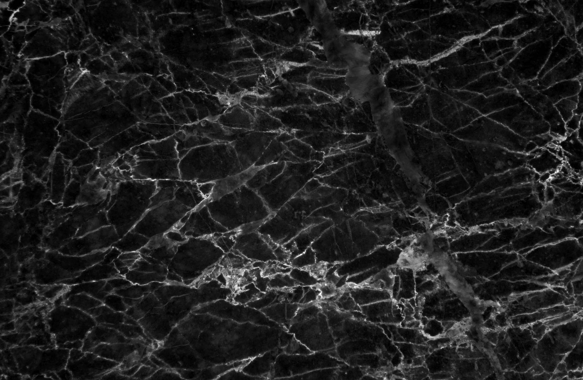 Marble Desktop 桌布 壁紙 — 光澤黑色大理石的近距離特寫，帶有複雜的白色紋理，營造出奢華而戲劇性的自然圖案。