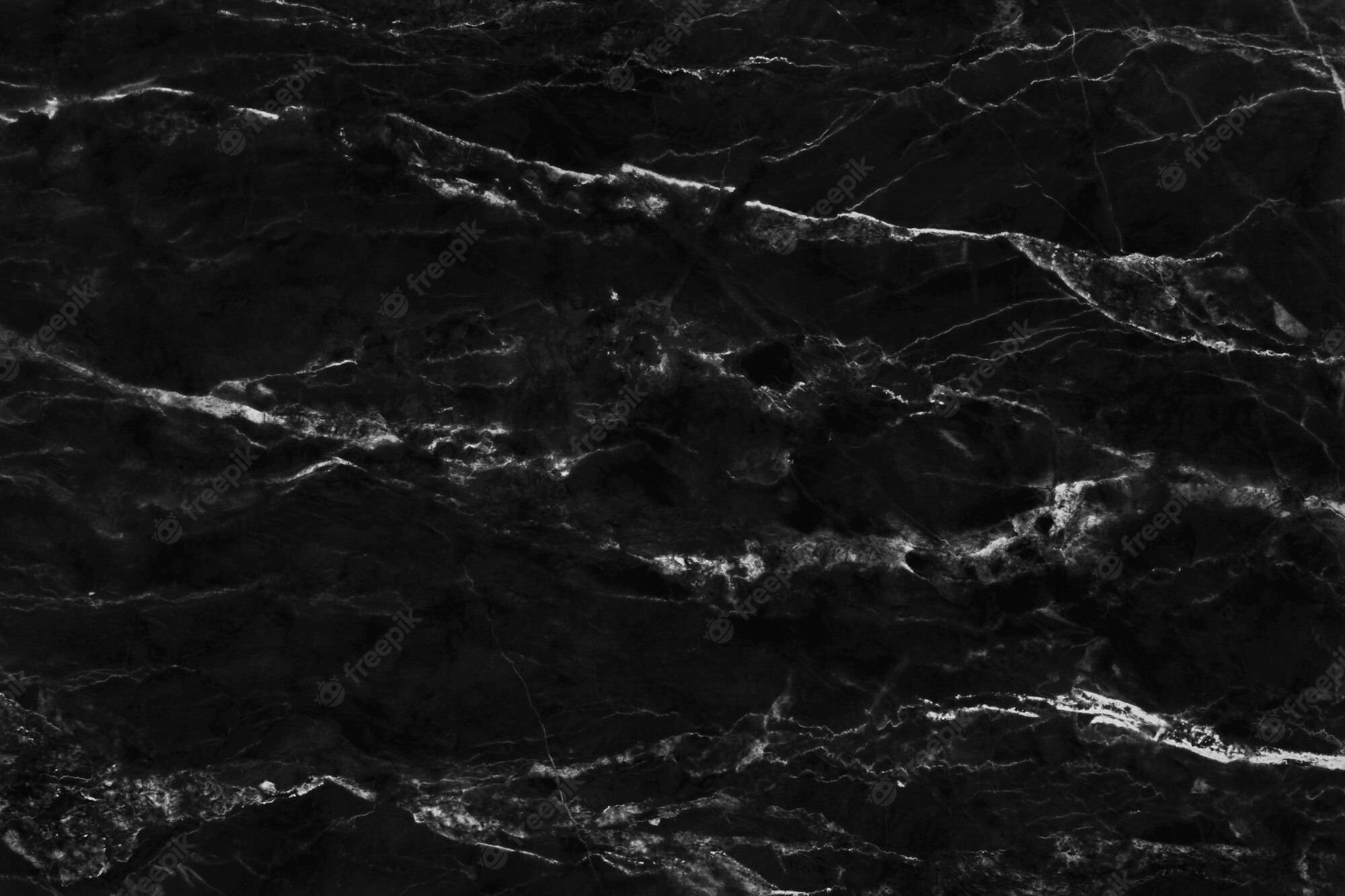 Black Marble 4K 桌布 壁紙 — 光澤黑色大理石的近距離特寫，帶有複雜的白色紋理，營造出奢華而戲劇性的質感。