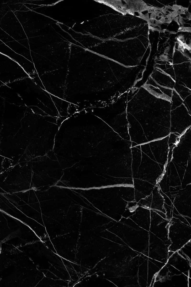 Marble iPad 桌布 壁紙 — 光澤黑色大理石的近距離特寫，帶有複雜的白色紋理，營造出奢華而戲劇性的質感。