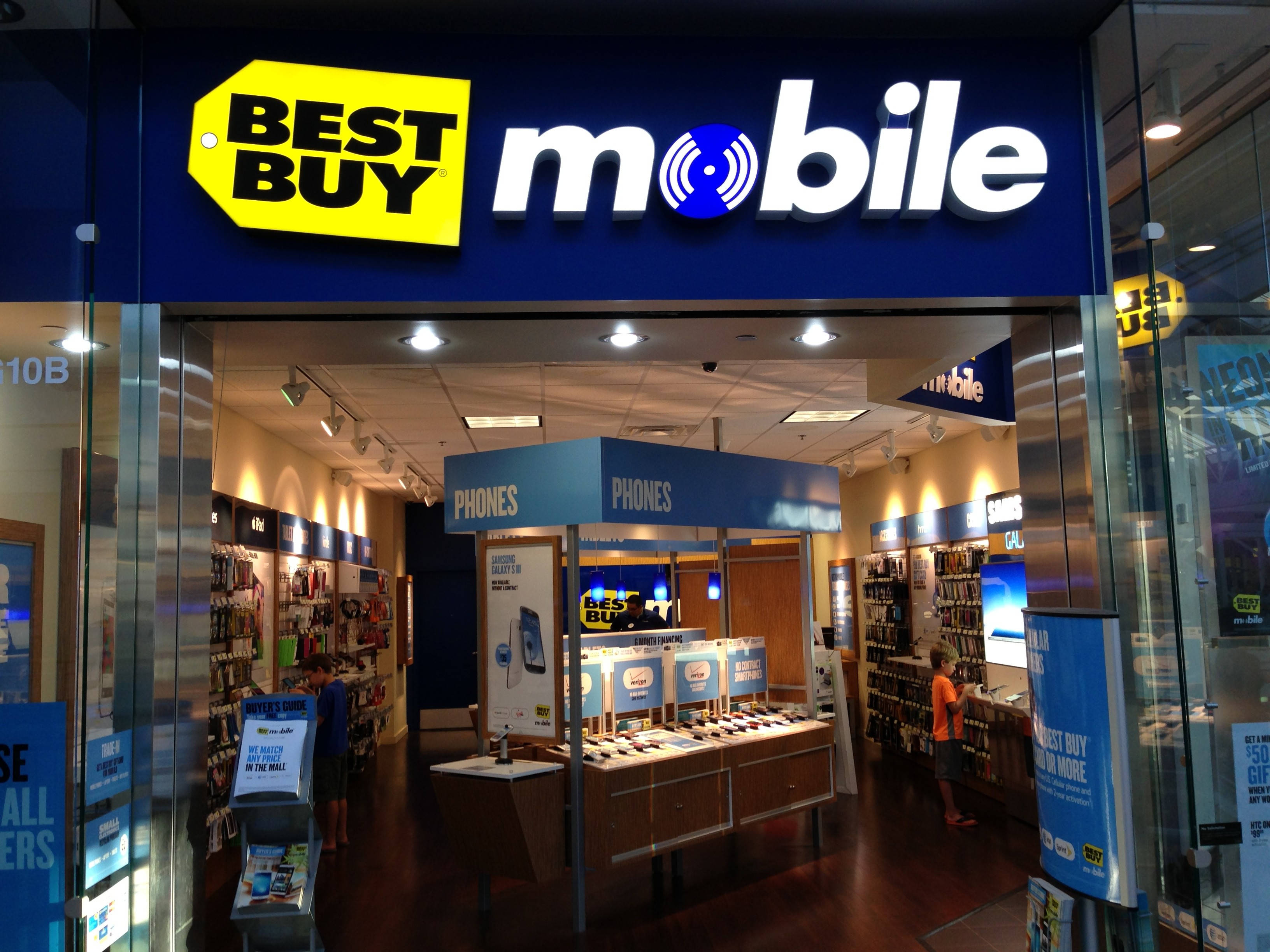 buy 桌布 壁紙 — 光線充足的Best Buy Mobile店面，設有玻璃門和內部手機展示。