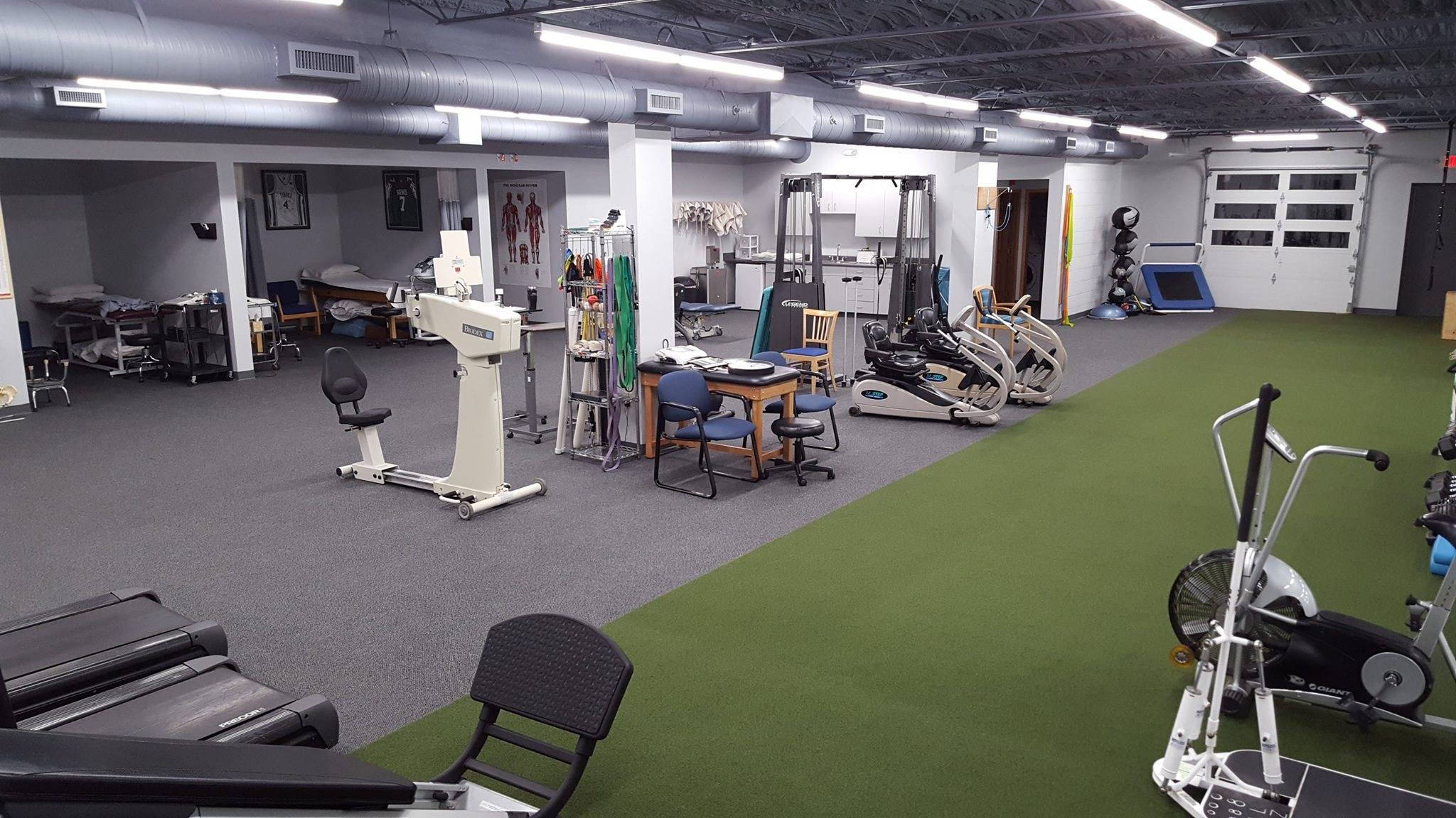 Exercise 桌布 壁紙 — 光線充足的室內物理治療診所，設有運動設備和治療室，天花管道外露。