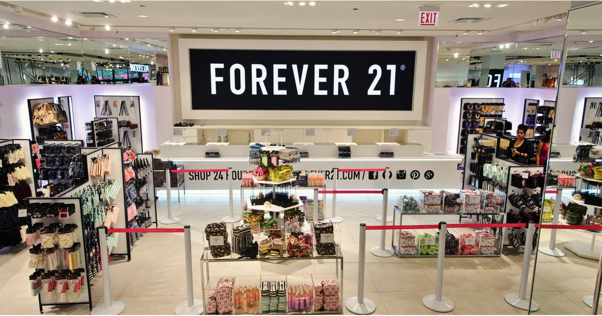 Forever 21 桌布 壁紙 — 光線明亮的Forever 21零售店內部，設有服裝配飾貨架和收銀台，上方有大型品牌標誌。