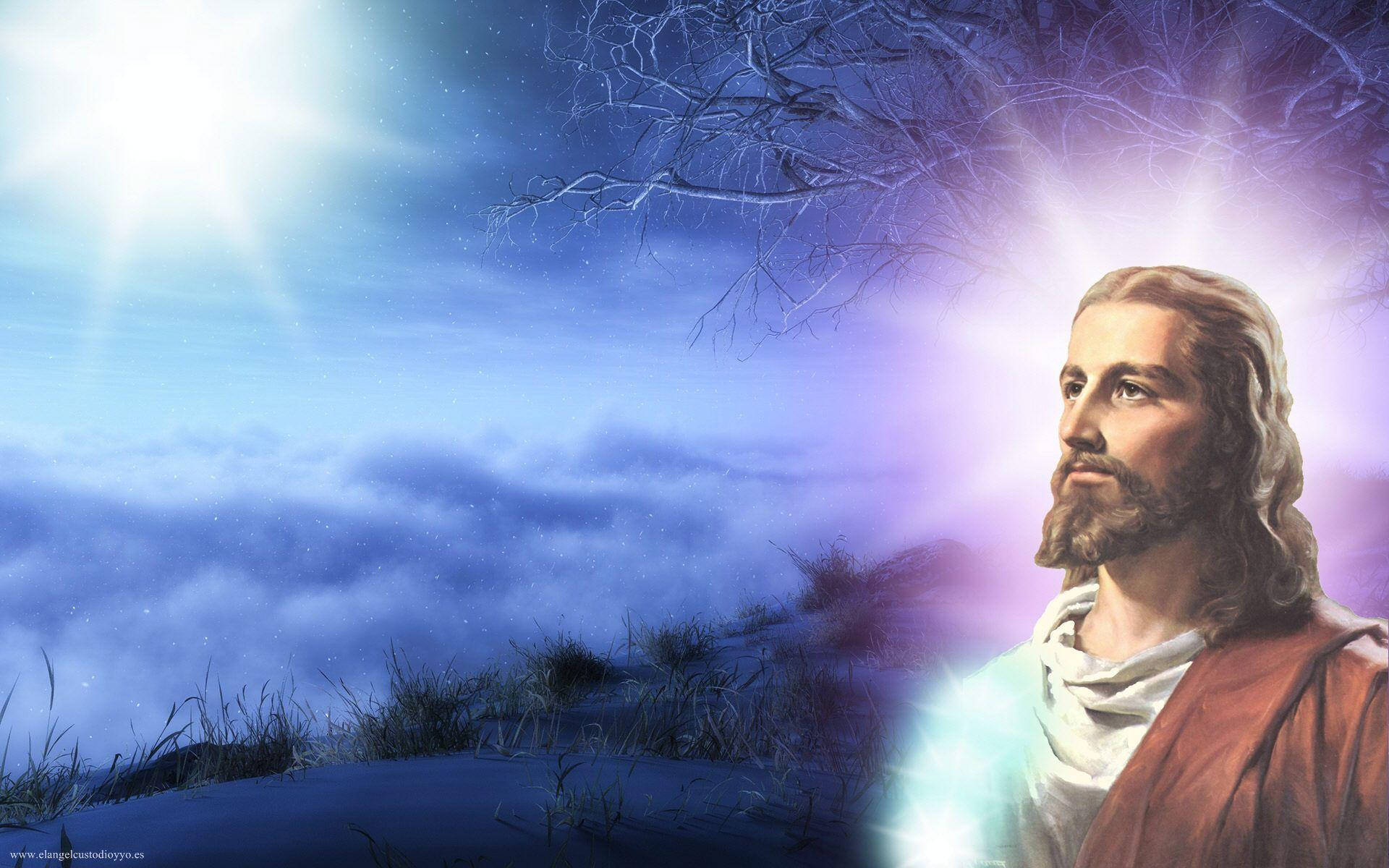 Christ 桌布 壁紙 — 光芒四射的耶穌帶著發光的光環，站在白雪覆蓋的山丘上，背景是星光璀璨的暮色天空和光禿的樹枝。
