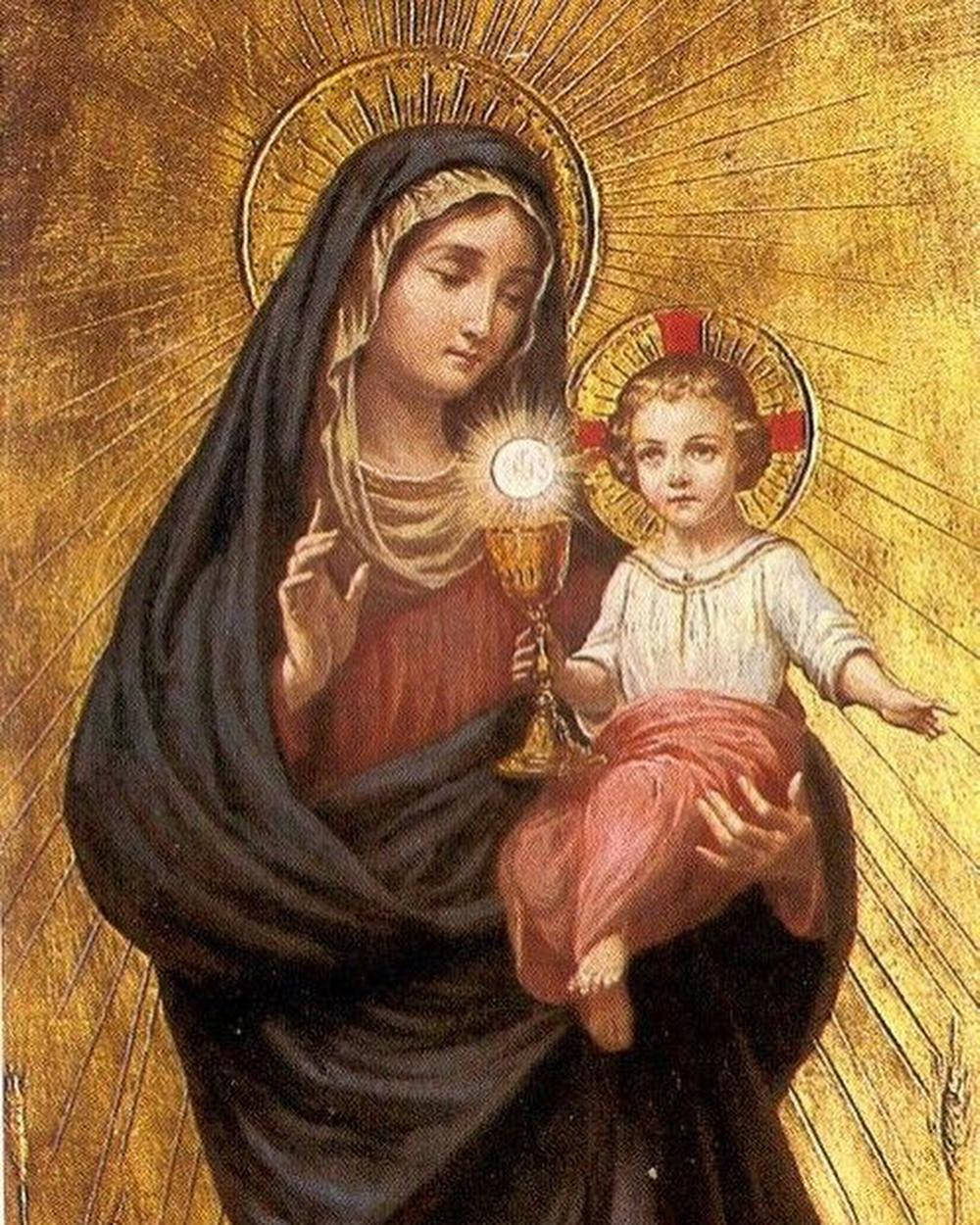 Virgin Mary 桌布 壁紙 — 光輝的聖母懷抱著基督聖嬰，聖嬰在金色光芒的背景前呈現一個發光的聖杯。