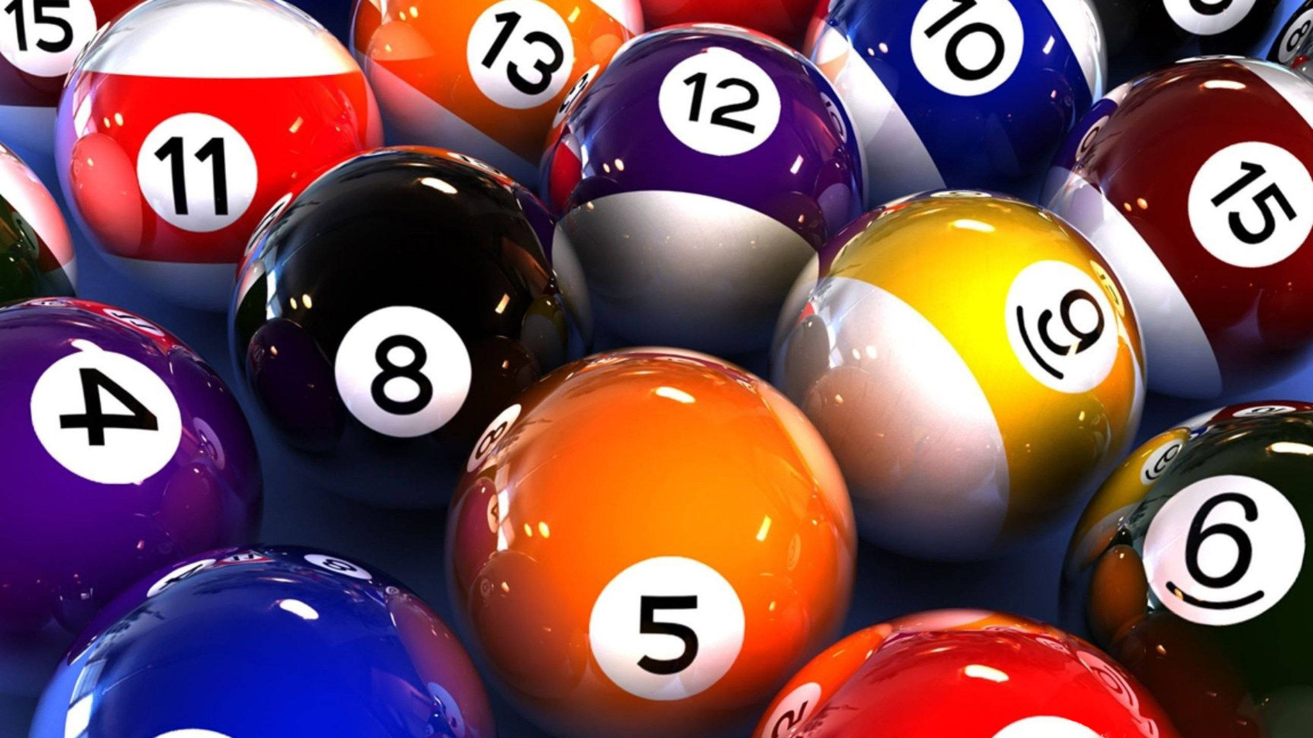 Snooker 桌布 壁紙 — 光面撞球近距離特寫，數字散落在鮮豔色彩中，在明亮燈光下。