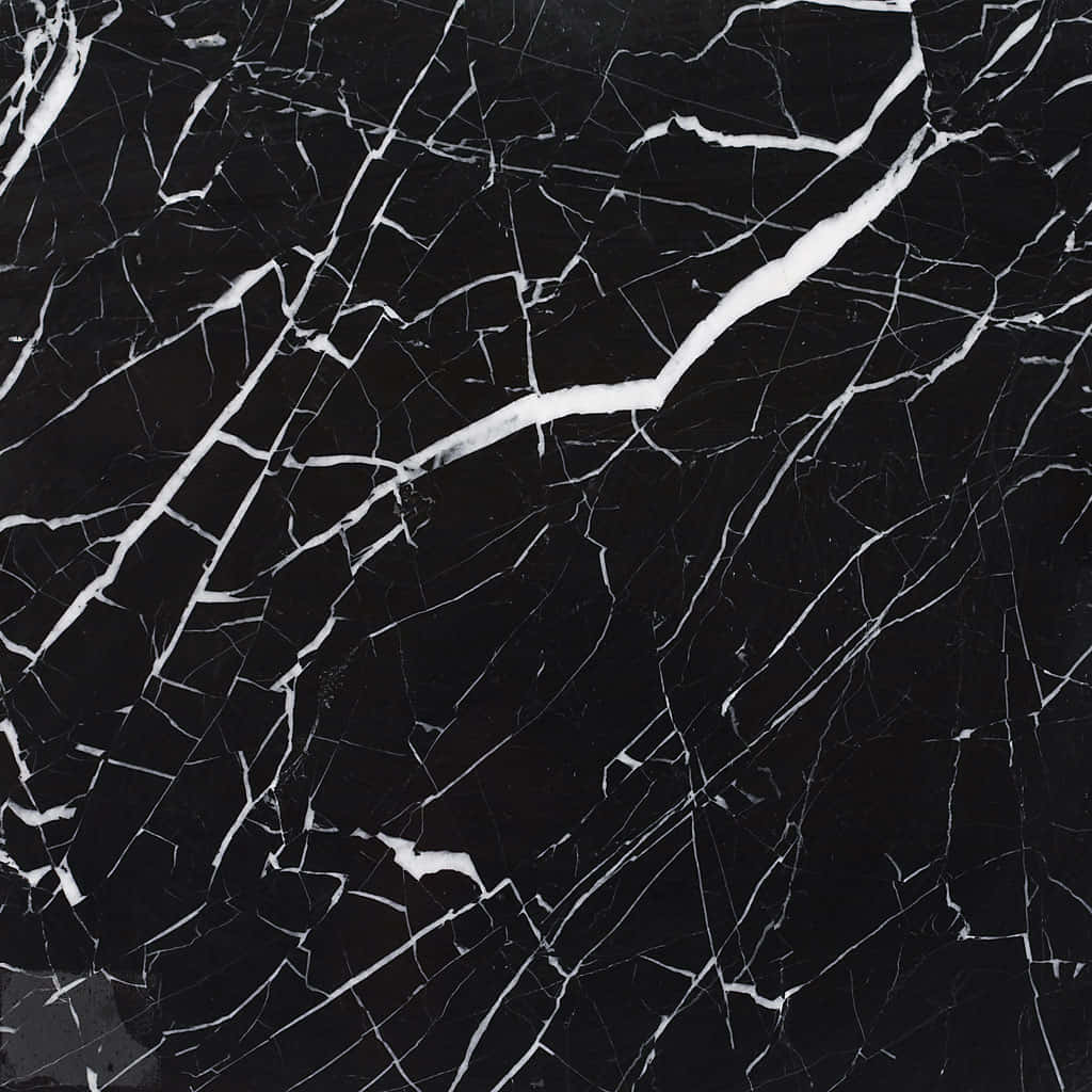Black Marble 桌布 壁紙 — 光面黑色大理石的特寫，帶有大膽的白色紋理，營造出優雅奢華的自然圖案。