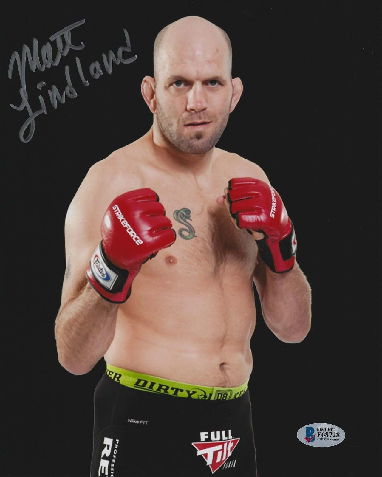MMA 桌布 壁紙 — 光頭拳手Matt Lindland戴上紅色手套，在黑色背景上露出簽名，眼神銳利。