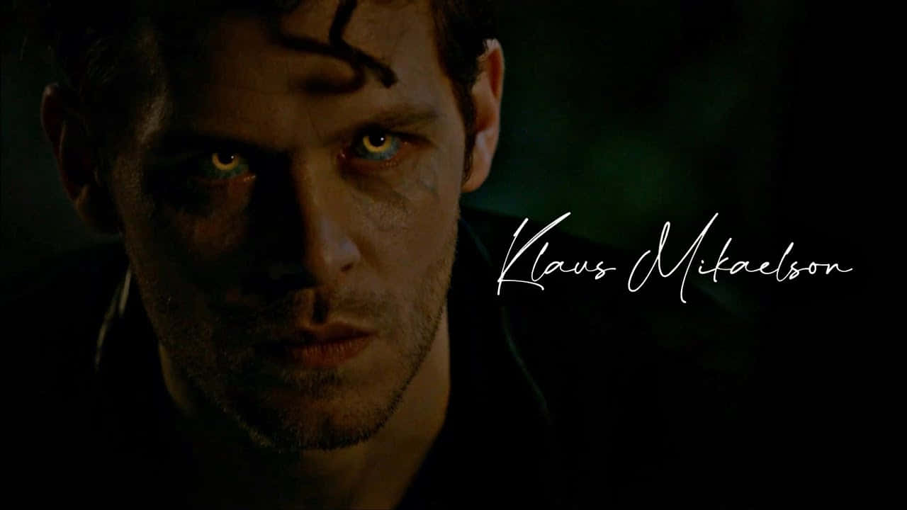 Vampire Diaries 桌布 壁紙 — 克勞斯·邁克爾森的特寫，眼睛發出黃光，臉上帶有黑色污跡，背景陰暗。