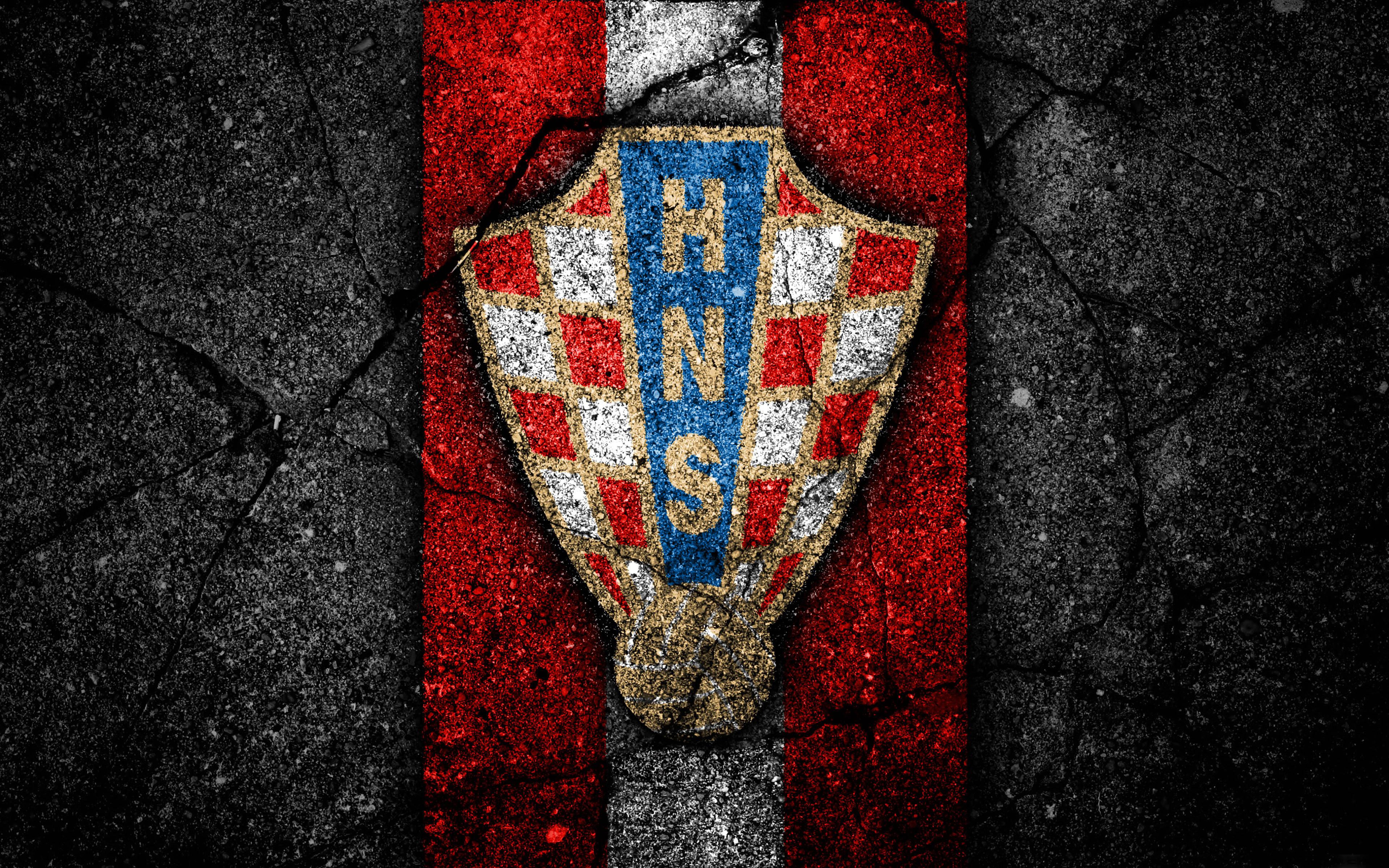 Croatia 桌布 壁紙 — 克羅埃西亞國家足球隊徽章以紅、白、藍色繪在裂開的瀝青上。