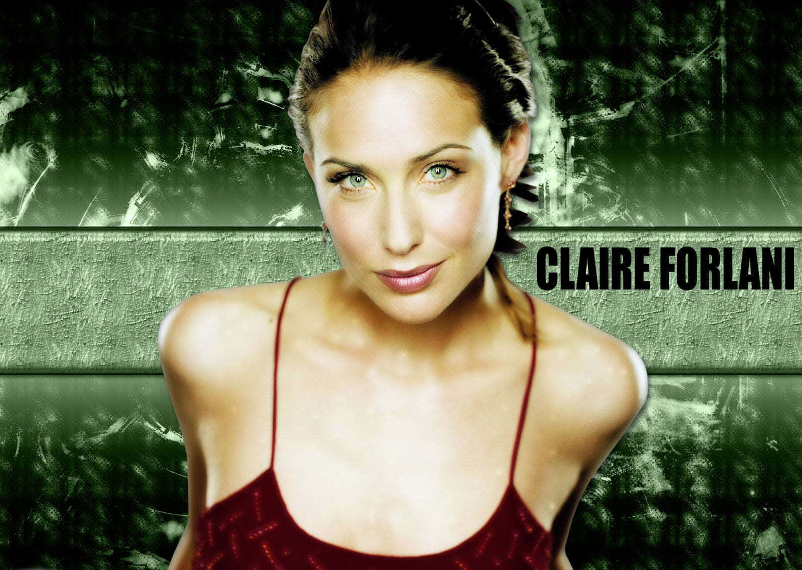 Claire Forlani 桌布 壁紙 — 克萊爾·福拉尼（Claire Forlani）在帶有紋理的綠色背景上，以粗體字顯示她的名字，並用引人注目的藍色眼睛直視前方。