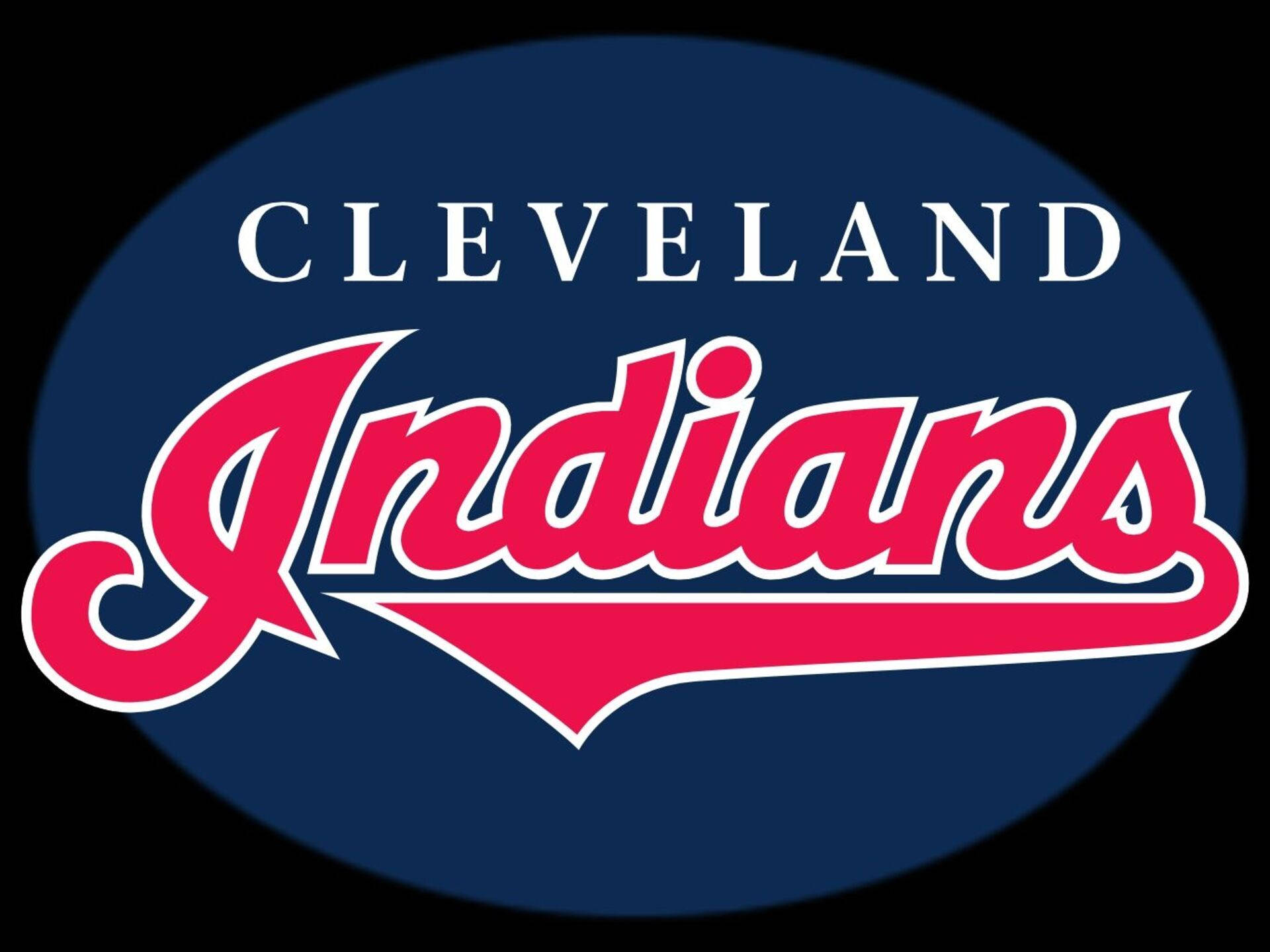 Cleveland Indians 桌布 壁紙 — 克里夫蘭印地安人隊標誌，以粗體紅色字體配白色輪廓，位於海軍藍橢圓形上，背景為黑色。