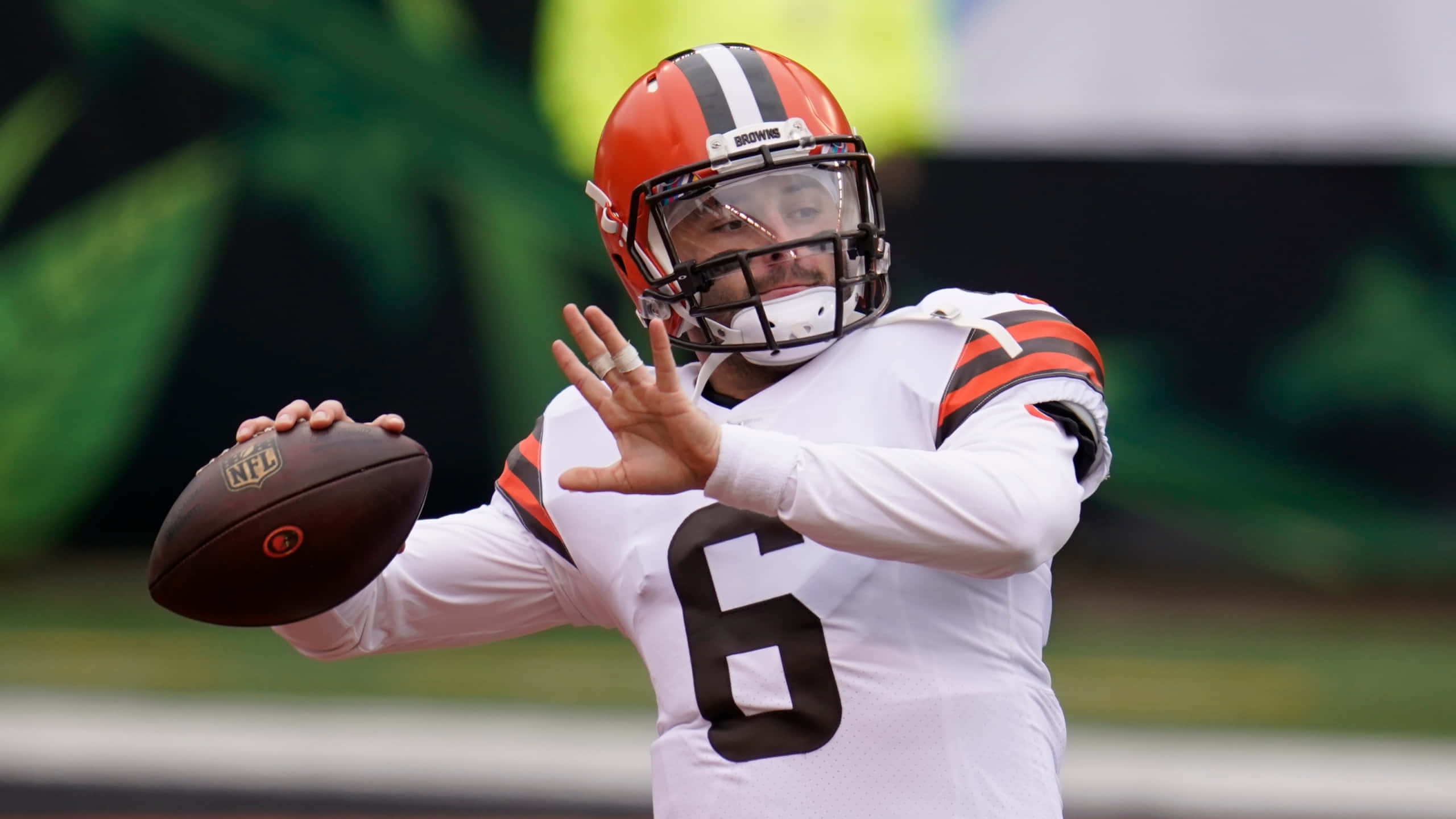 Baker Mayfield 桌布 壁紙 — 克里夫蘭布朗隊的四分衛身穿白色六號球衣，準備在比賽中傳球。