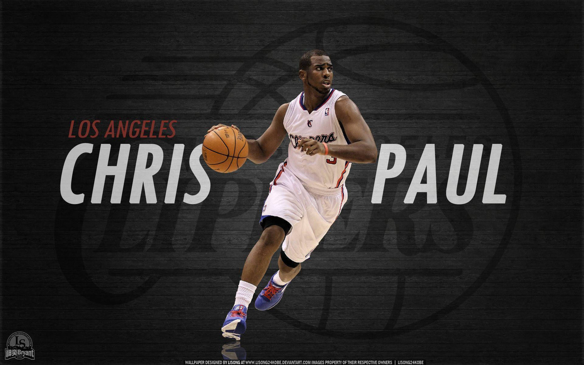 Chris Paul 桌布 壁紙 — 克里斯保羅身穿白色快艇球衣，在帶有球隊品牌的深色紋理背景上運球。