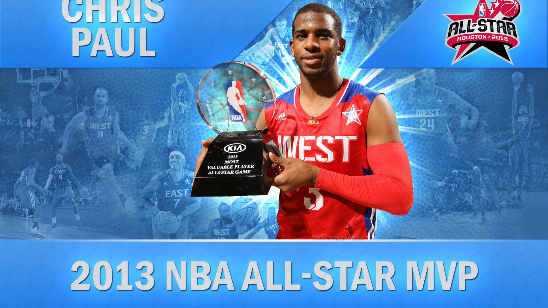 Chris Paul 桌布 壁紙 — 克里斯保羅身穿紅色全明星球衣，手持2013年NBA MVP獎盃，背景為藍色圖形及球員剪影。