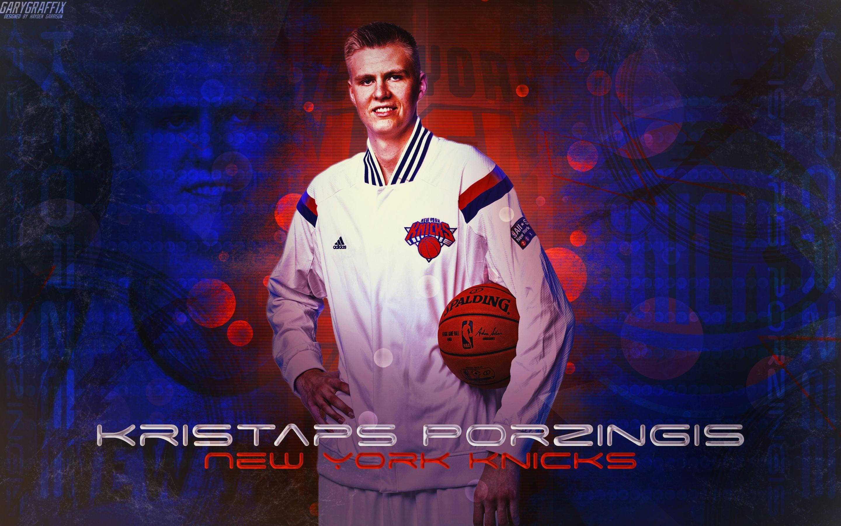 Kristaps Porzingis 桌布 壁紙 — 克里斯塔普斯·波爾辛吉斯身穿紐約尼克熱身外套，在充滿活力的藍色和紅色抽象背景前拿著籃球。