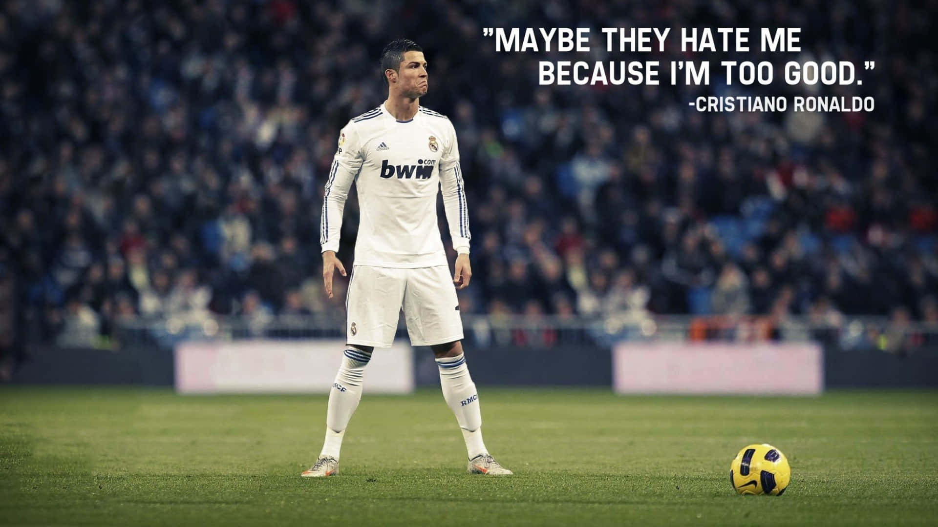 Cristiano Ronaldo HD 4K 桌布 壁紙 — 克里斯蒂亞諾·羅納度獨自站在球場上，身穿白色皇家馬德里球衣，腳下有一個黃色足球，在明亮的泛光燈下。