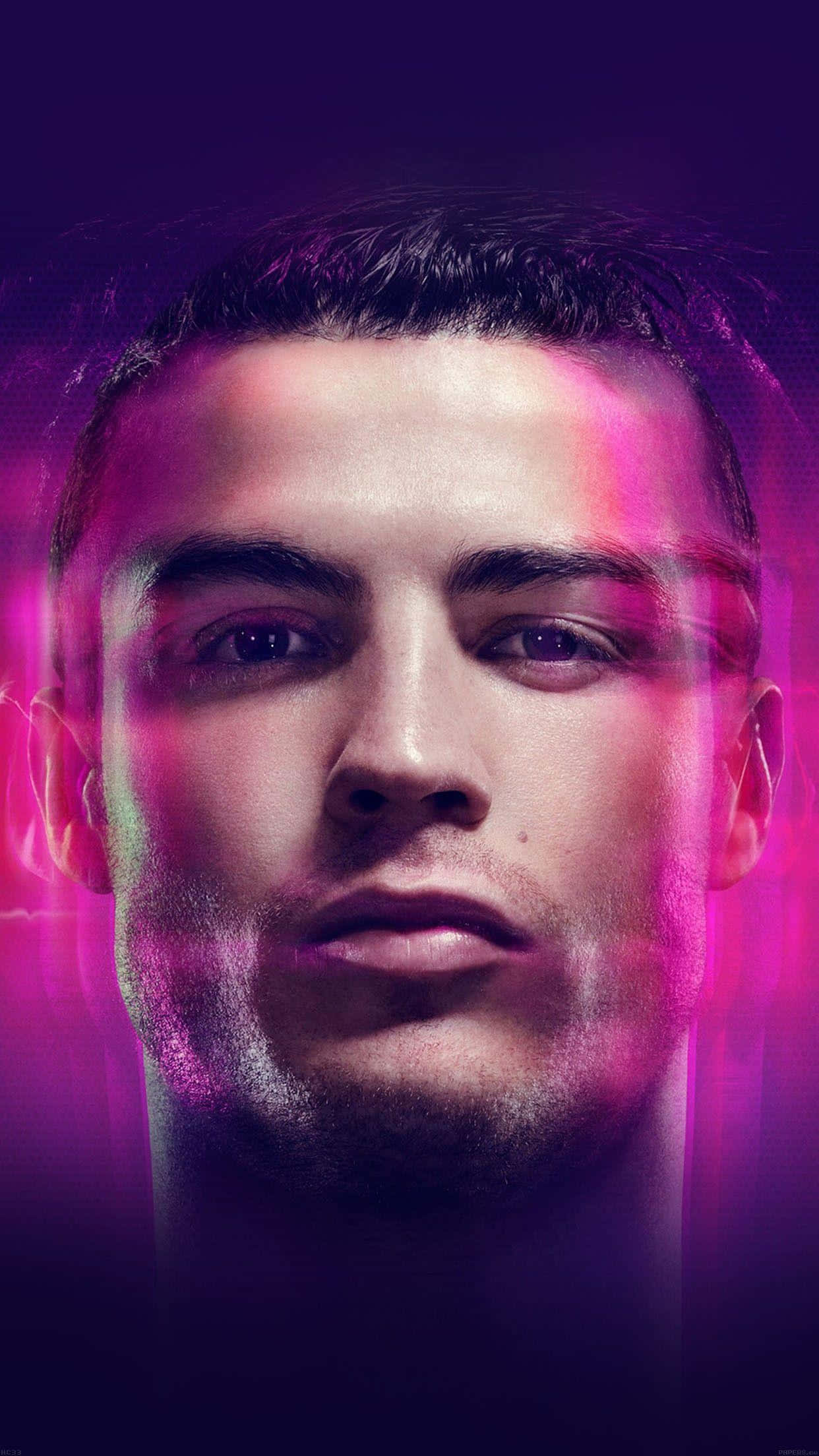 Cristiano Ronaldo 足球 桌布 壁紙 — 克里斯蒂亞諾·羅納度的特寫肖像，在黑暗背景上被鮮豔的粉紅色和紫色霓虹燈照亮。