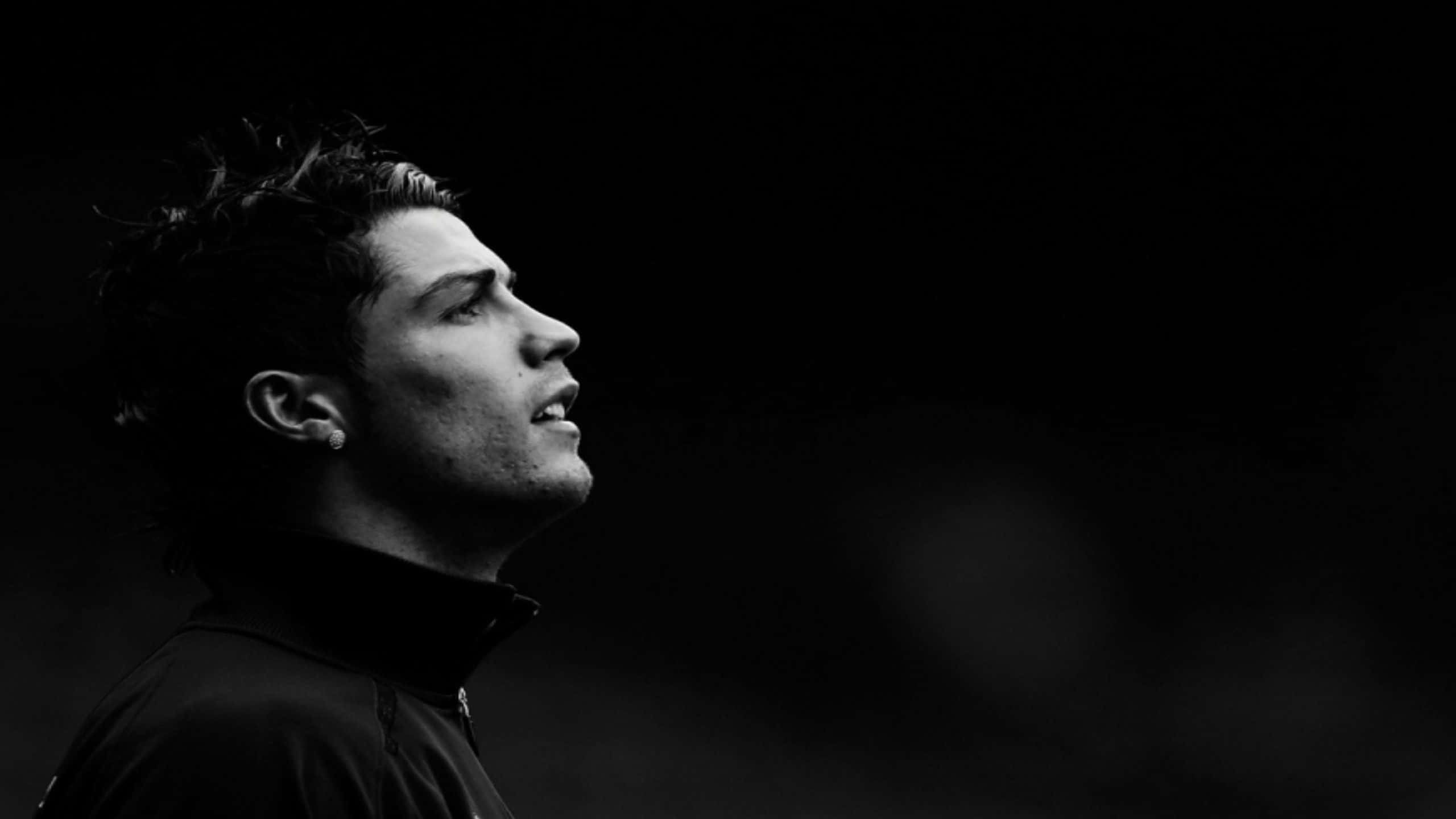 Ronaldo 桌布 壁紙 — 克里斯蒂亞諾·羅納度的黑白特寫，側面面向黑暗背景，向上看，充滿專注。