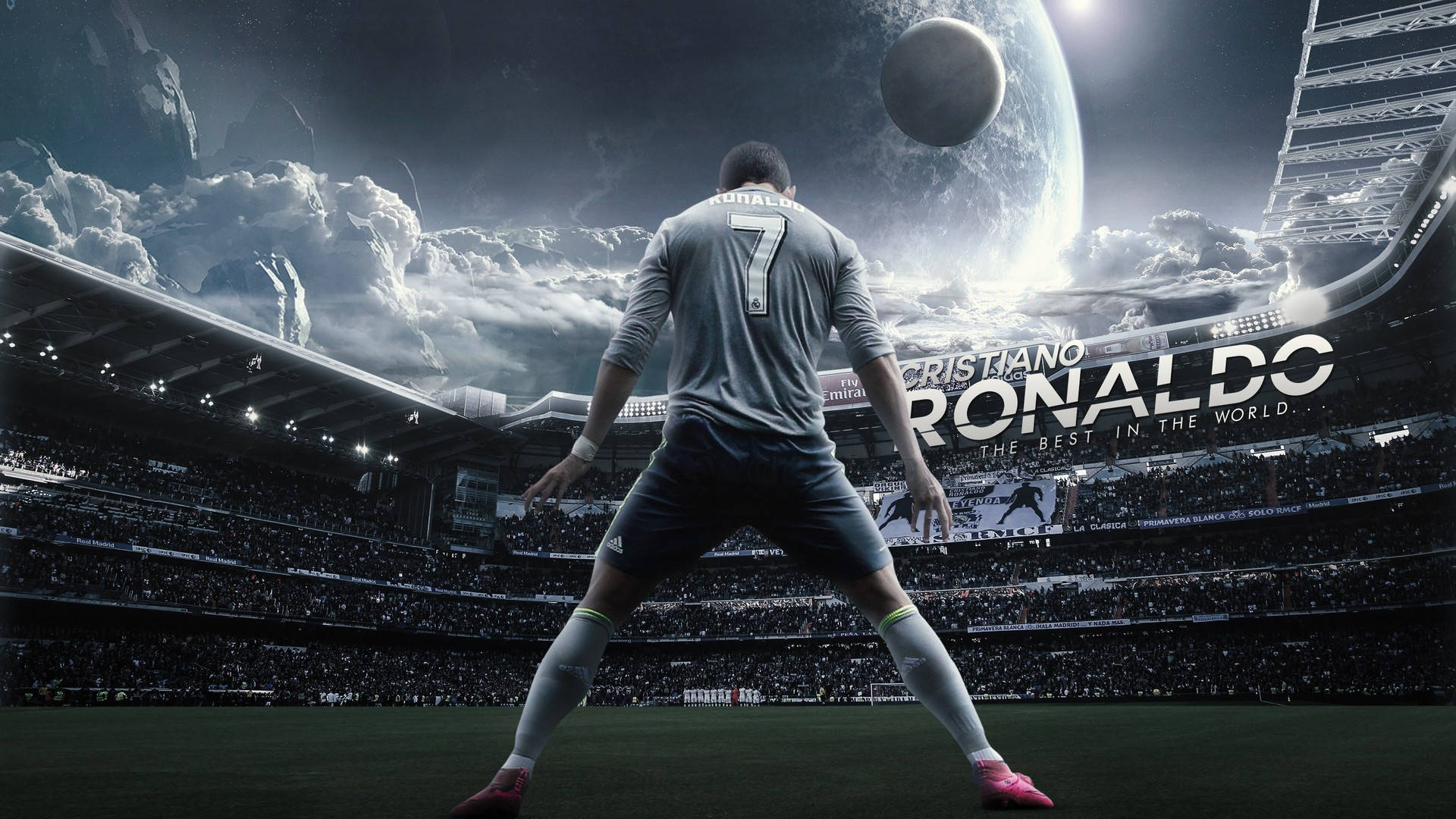 Ronaldo 桌布 壁紙 — 克里斯蒂亞諾·羅納度站在一個未來感的球場中，頭頂上有行星和漂浮的球，在戲劇性的雲層之下。