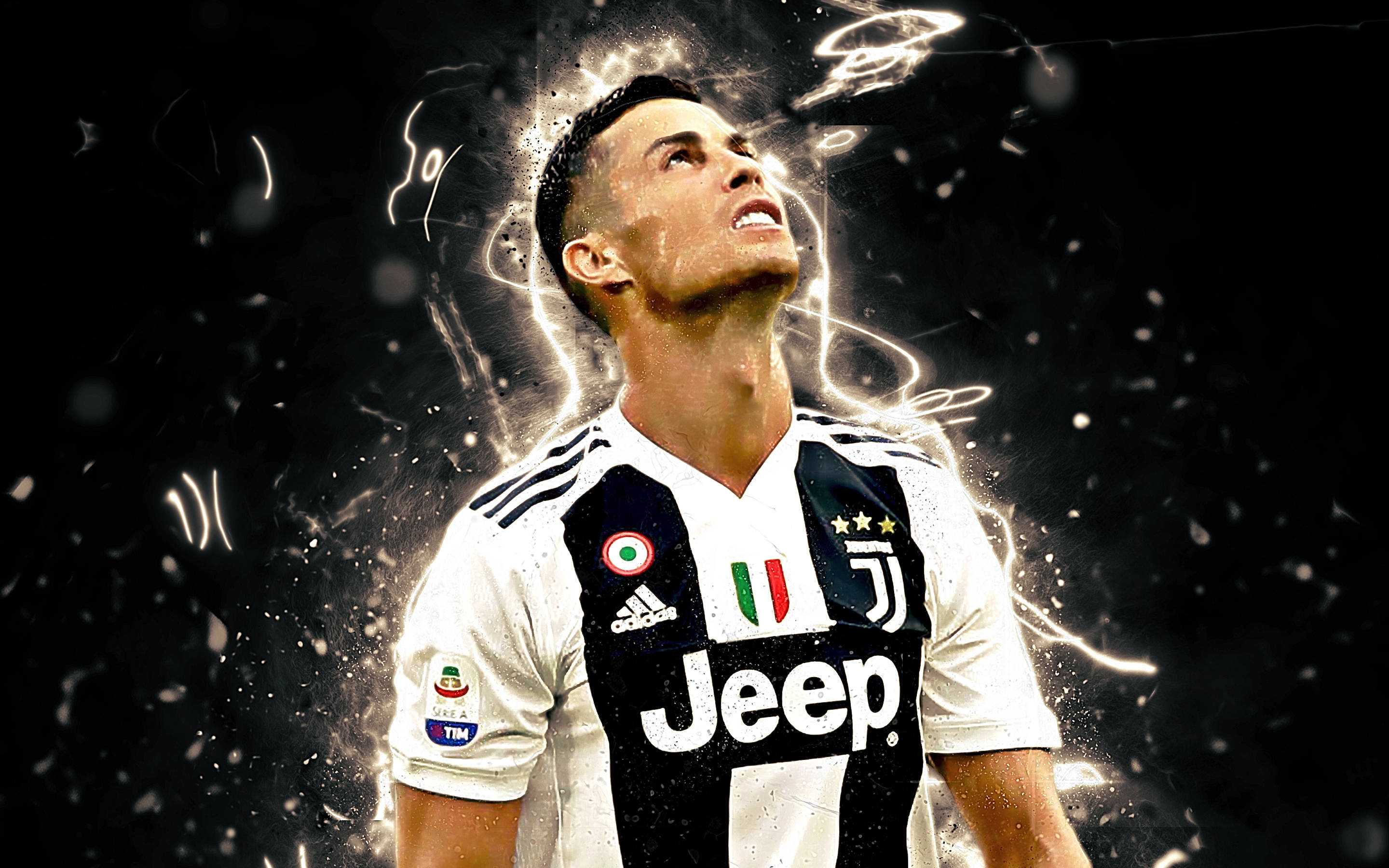 Ronaldo 桌布 壁紙 — 克里斯蒂亞諾·羅納度身穿尤文圖斯球衣的動態肖像，周圍有發光的電光效果和閃爍的粒子。