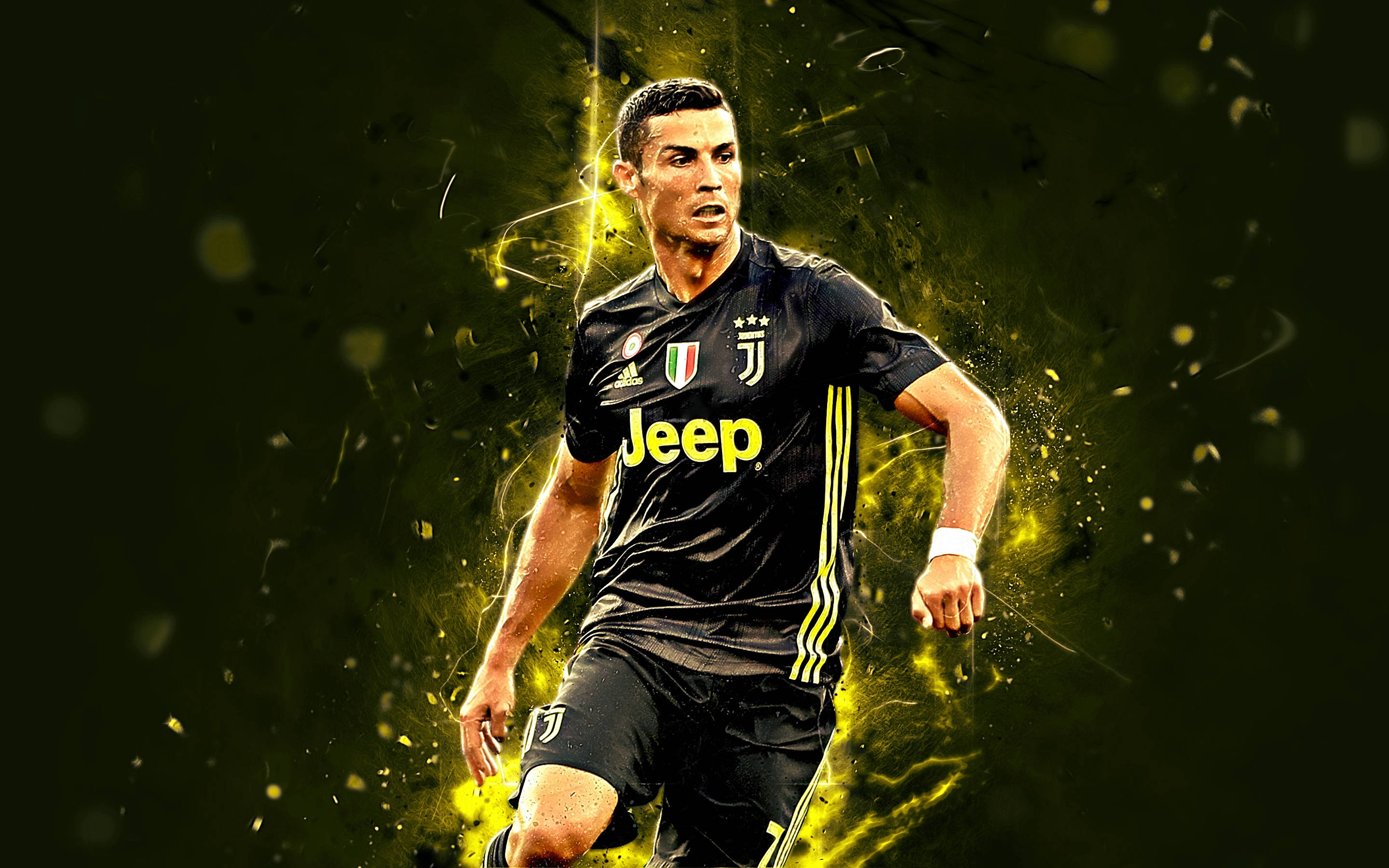 Ronaldo 桌布 壁紙 — 克里斯蒂亞諾·羅納度身穿尤文圖斯球衣，在黑暗背景下疾跑，周圍環繞著電光黃色能量爆發。