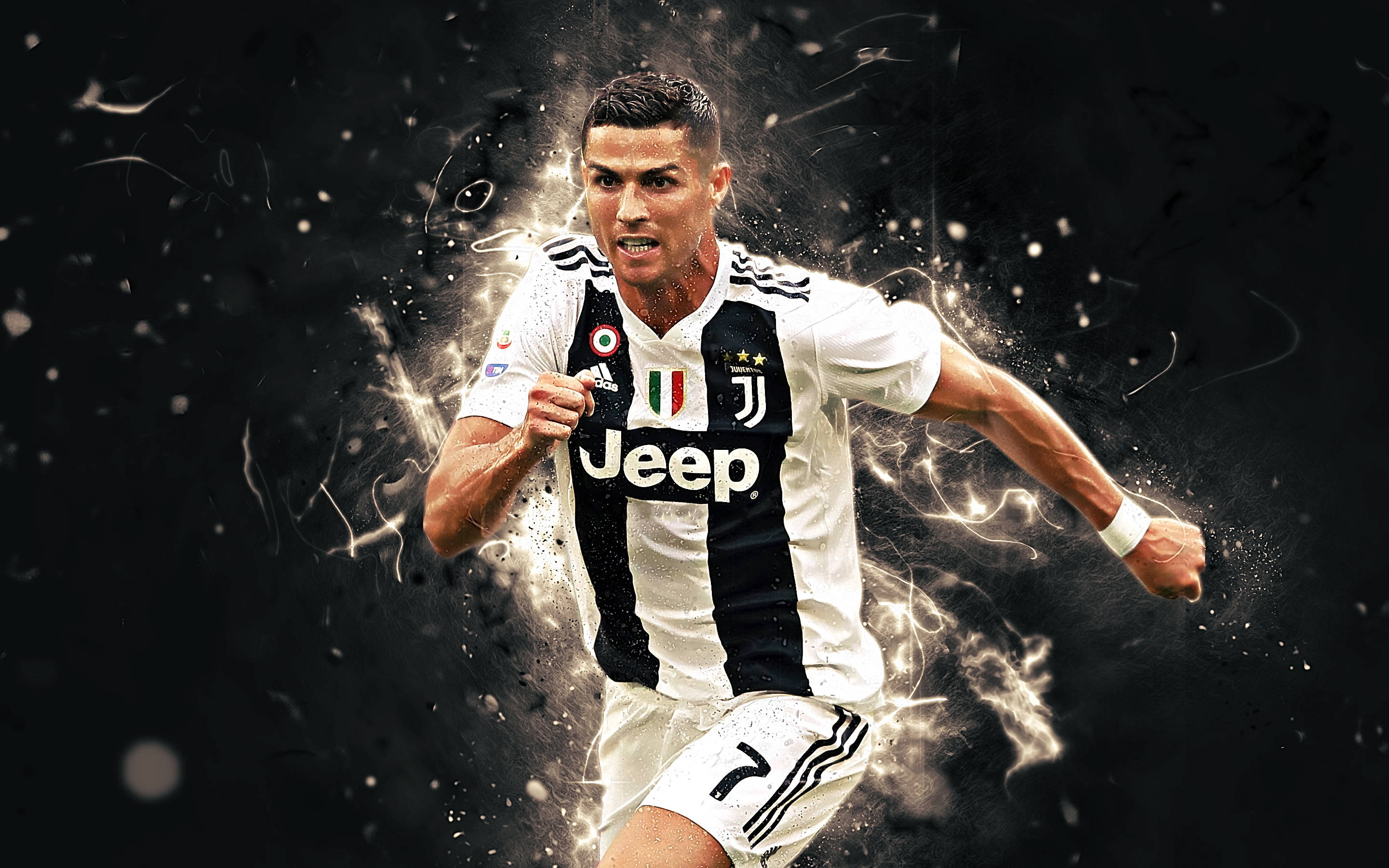 Ronaldo 桌布 壁紙 — 克里斯蒂亞諾·羅納度身穿尤文圖斯球衣，在發光粒子的黑暗背景下以電光石火般的能量向前衝刺。