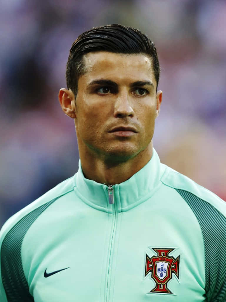 Ronaldo 桌布 壁紙 — 克里斯蒂亞諾·羅納度身穿淺綠色葡萄牙訓練外套、神情專注的特寫肖像。
