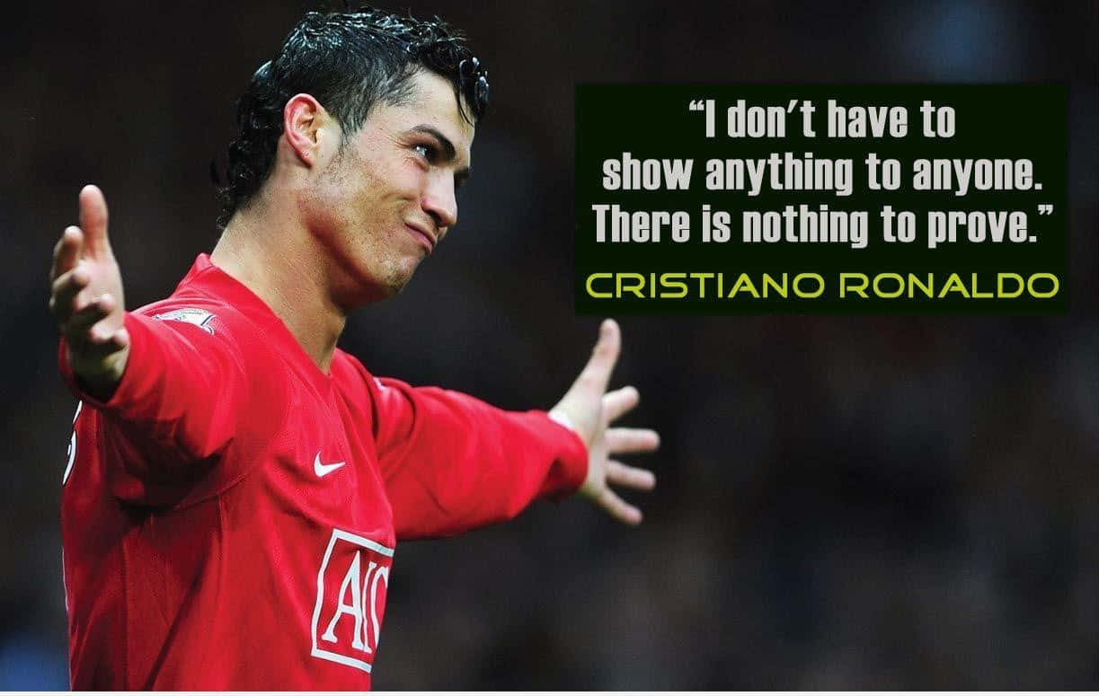 Football Quotes 桌布 壁紙 — 克里斯蒂亞諾·羅納度身穿紅色曼聯球衣，在模糊的球場背景上自信地做手勢，並帶有引文疊加。