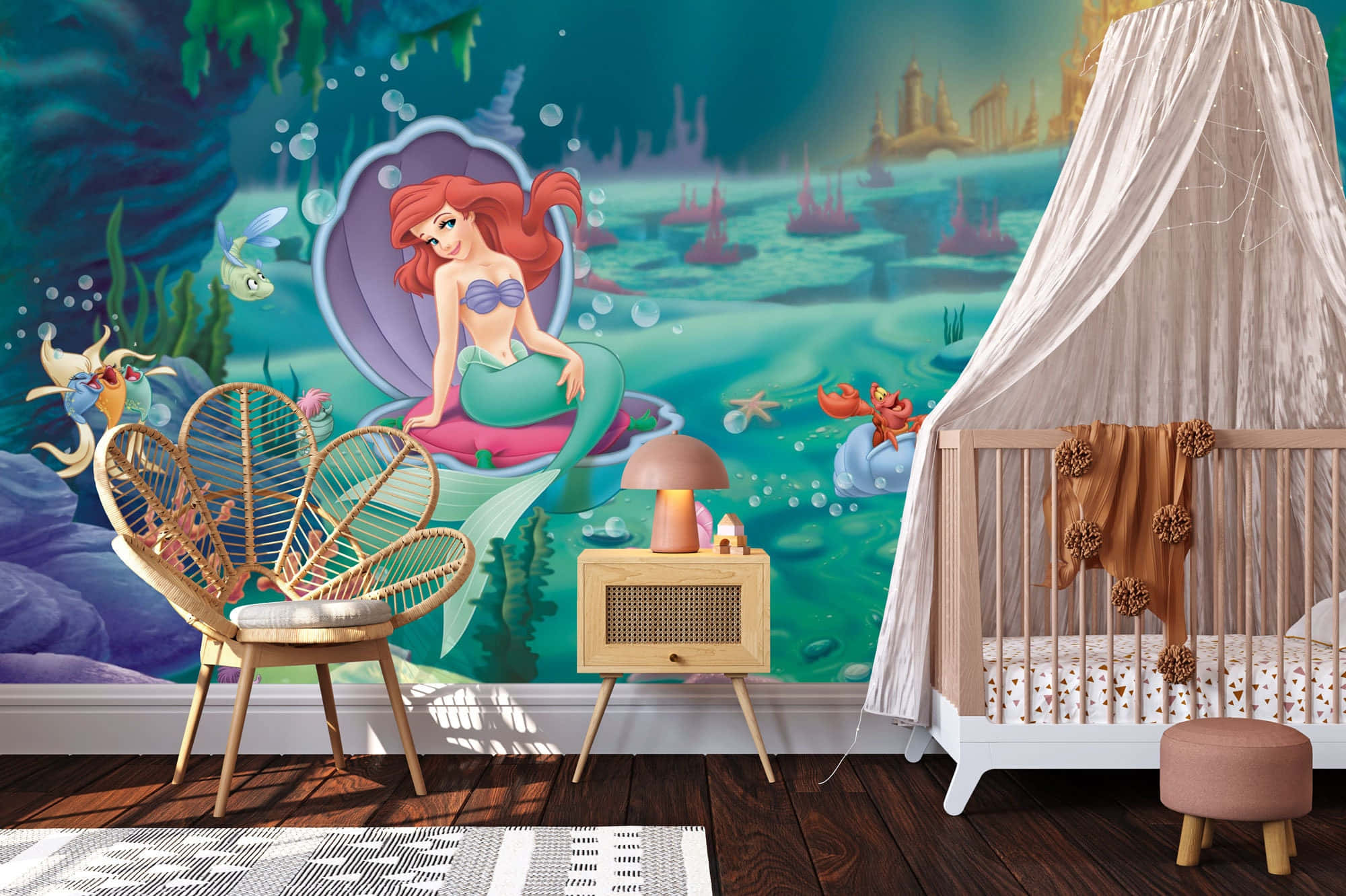 The Little Mermaid 桌布 壁紙 — 兒童房以充滿活力的迪士尼愛麗兒壁紙為特色，上面有珊瑚海洋生物，旁邊是柳條椅和木製床頭櫃，還有一張天篷床。