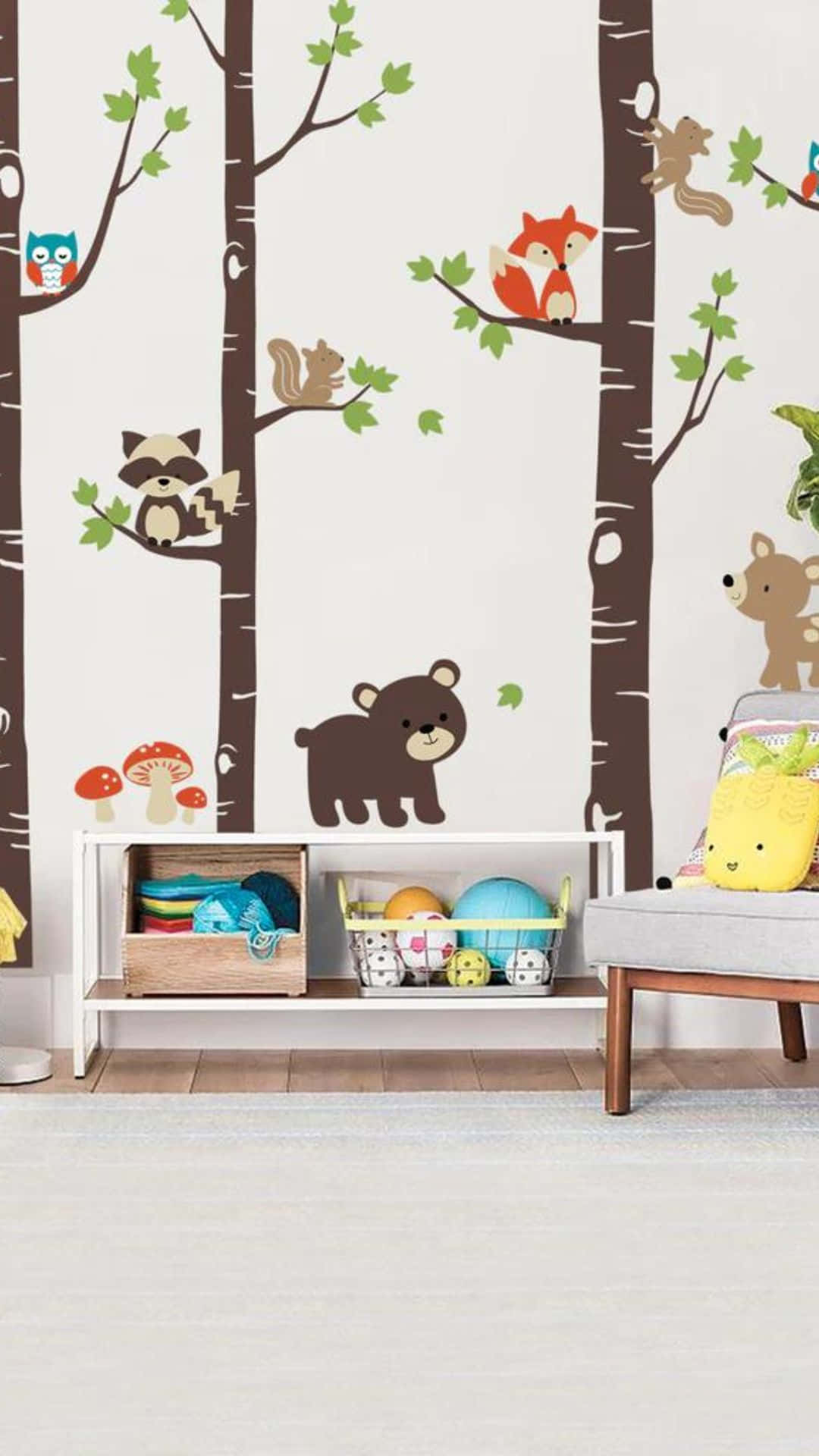 Kawaii Room 桌布 壁紙 — 兒童房以奇幻森林主題壁紙為特色，壁紙上有樺樹上的卡通動物，玩具架旁有一張舒適的椅子。