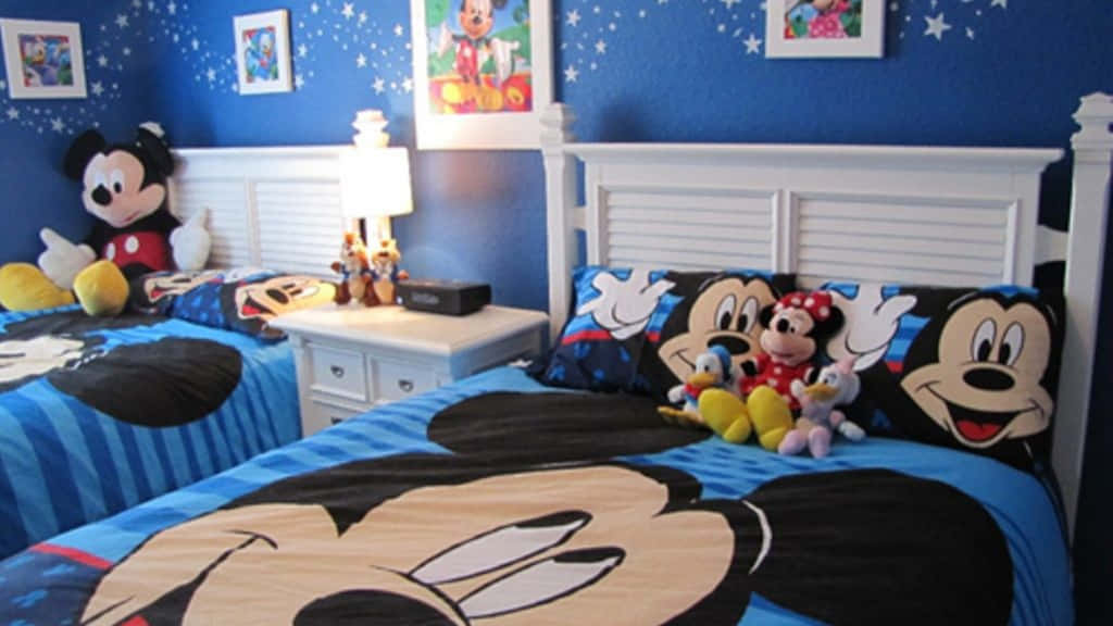 Mickey Mouse Home 桌布 壁紙 — 兒童房內兩張以米奇老鼠為主題的床，配有絨毛玩具和星空藍色牆壁。