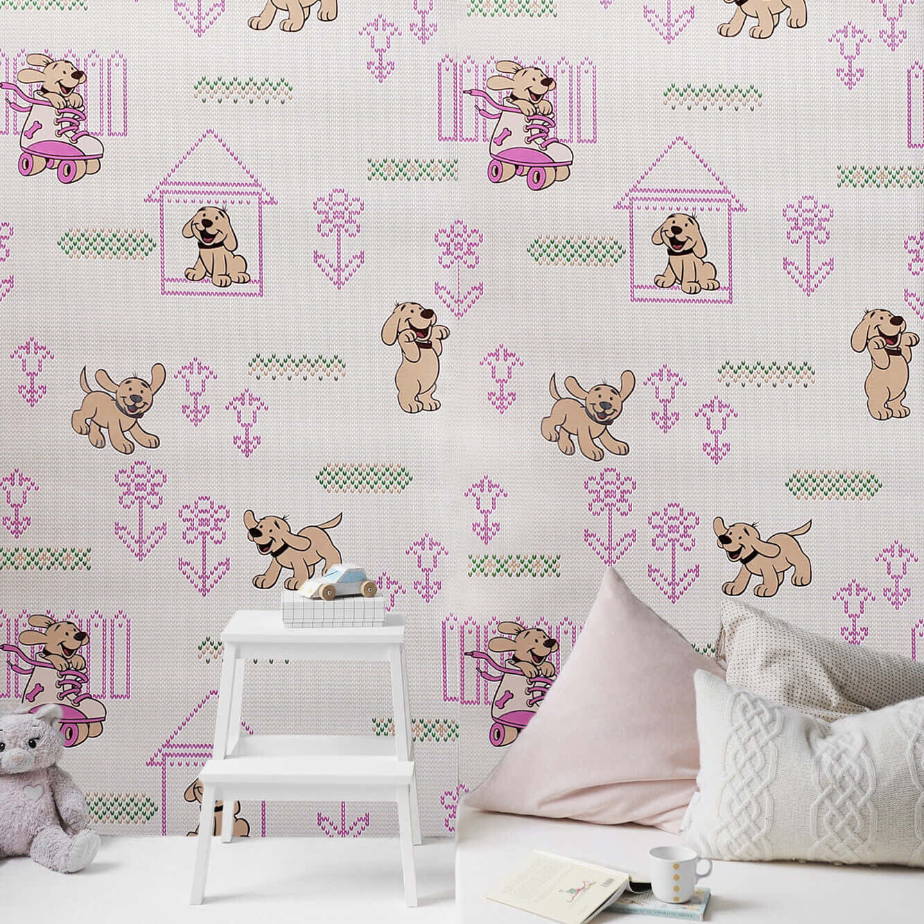 Pink Puppies 桌布 壁紙 — 兒童房採用充滿玩味的壁紙，以刺繡風格的小狗在溜冰和狗屋中，背景帶有紋理。