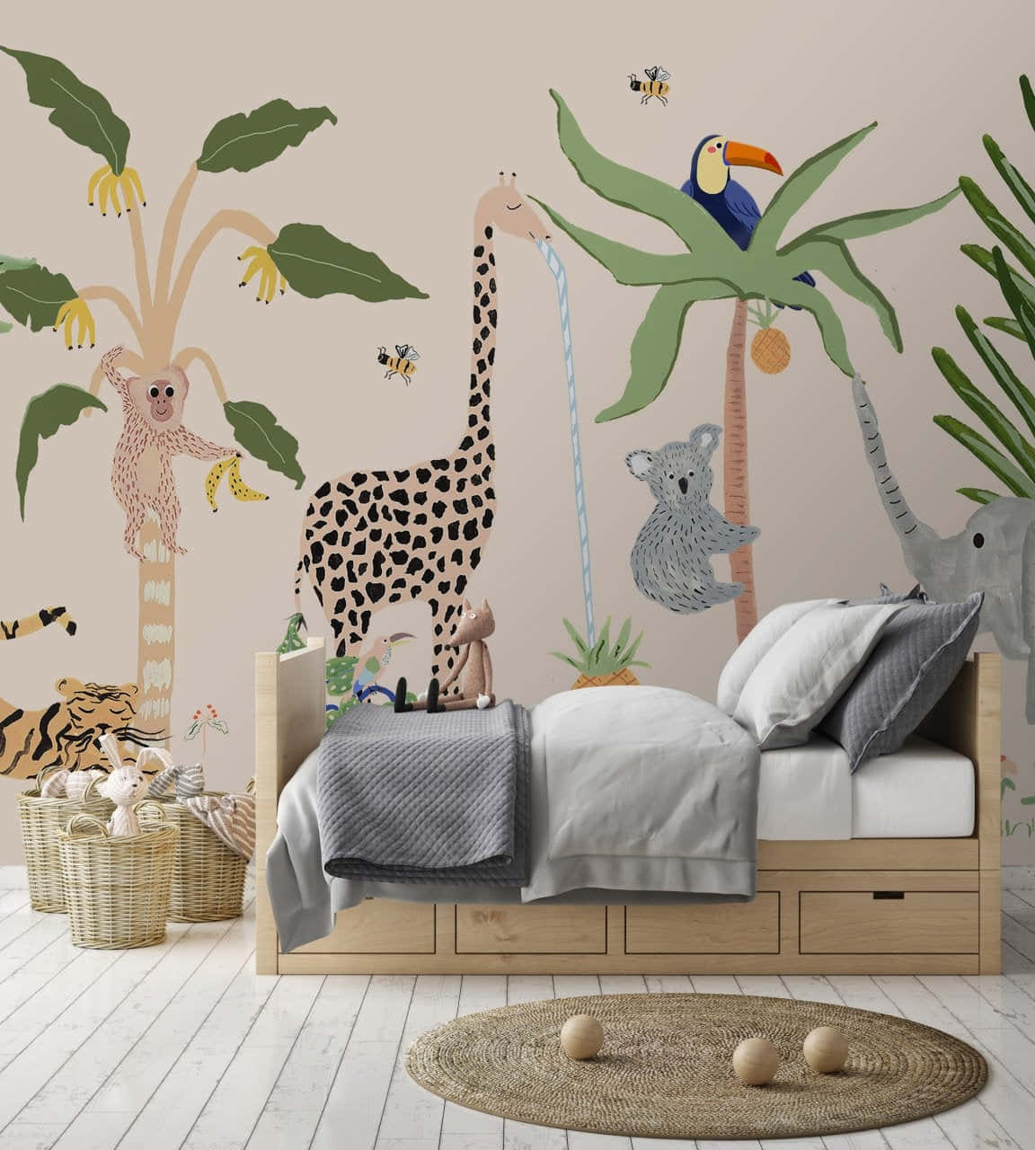 Bedroom 桌布 壁紙 — 兒童臥室採用奇幻叢林壁紙，上有長頸鹿、猴子、巨嘴鳥，周圍環繞棕櫚樹和蜜蜂。