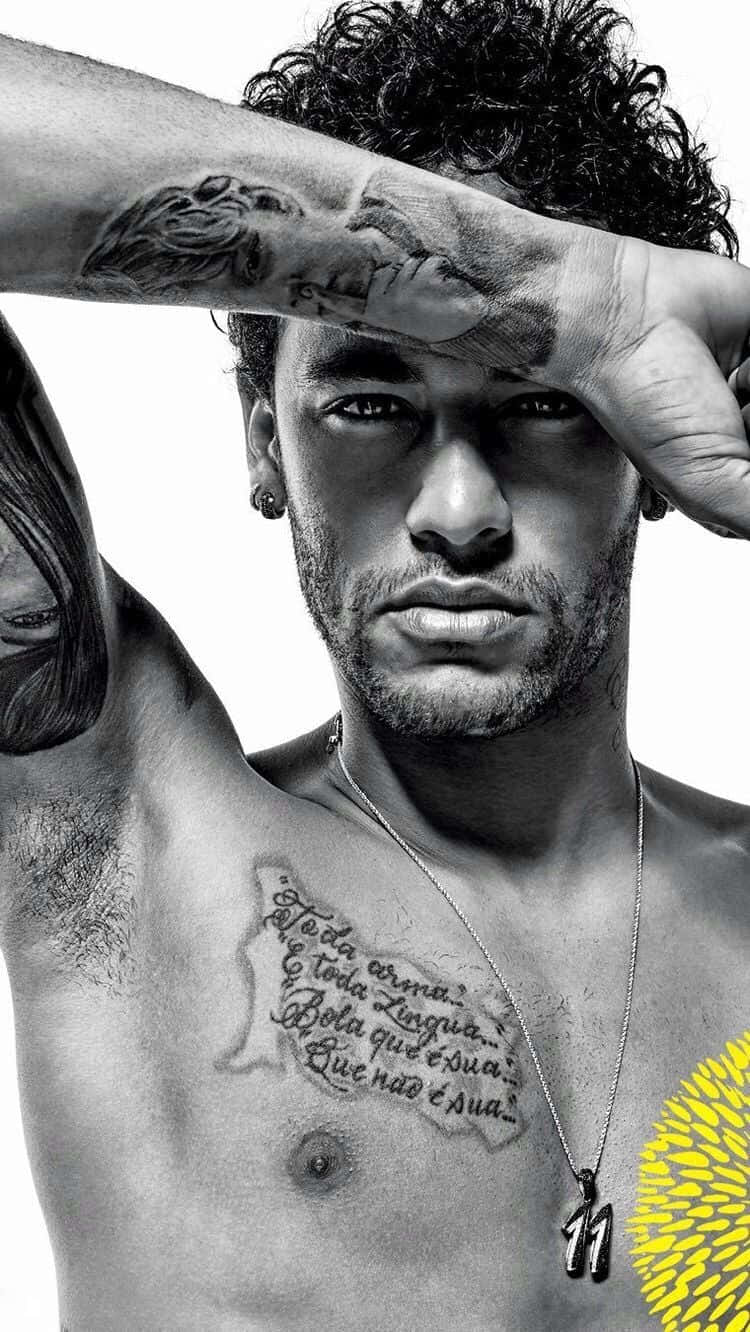 Tattoo 桌布 壁紙 — 內馬爾（Neymar Jr.）的黑白肖像，用有刺青的手臂遮住眼睛，戴著帶有11號吊墜的項鍊和黃色太陽爆發圖案。