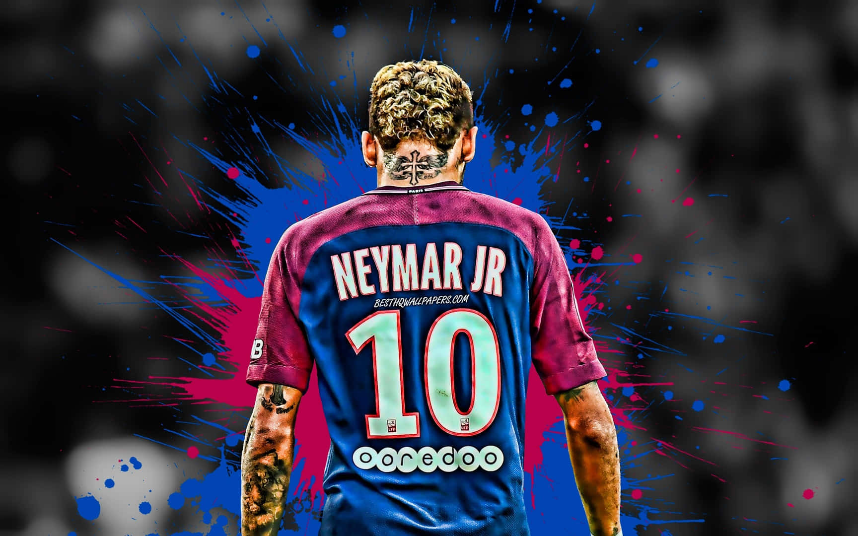 足球 桌布 壁紙 — 內馬爾（Neymar Jr）身穿藍色和洋紅色10號足球球衣，背對充滿活力的抽象潑濺背景。