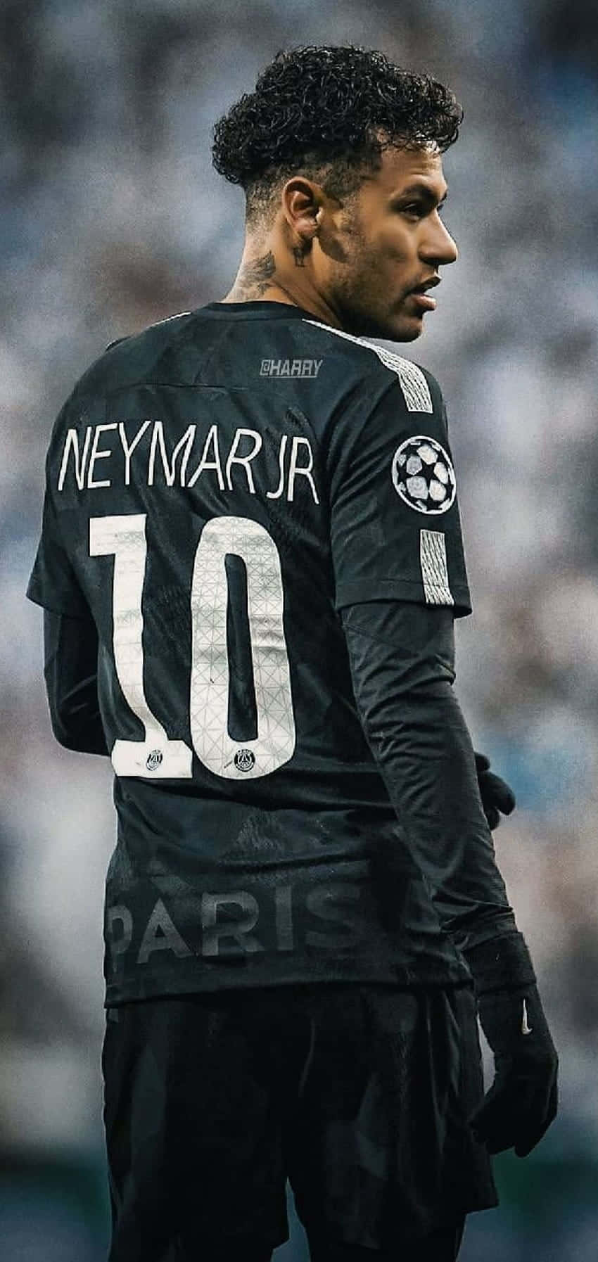 足球 桌布 壁紙 — 內馬爾（Neymar Jr）身穿黑色巴黎聖日耳曼10號球衣，稍微背對鏡頭的近距離特寫。