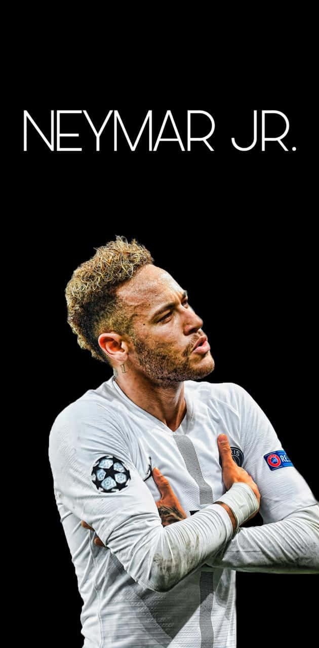 内马尔 桌布 壁紙 — 內馬爾（Neymar Jr.）身穿白色足球球衣，自信地站在黑色背景前，他的名字顯示在上方。