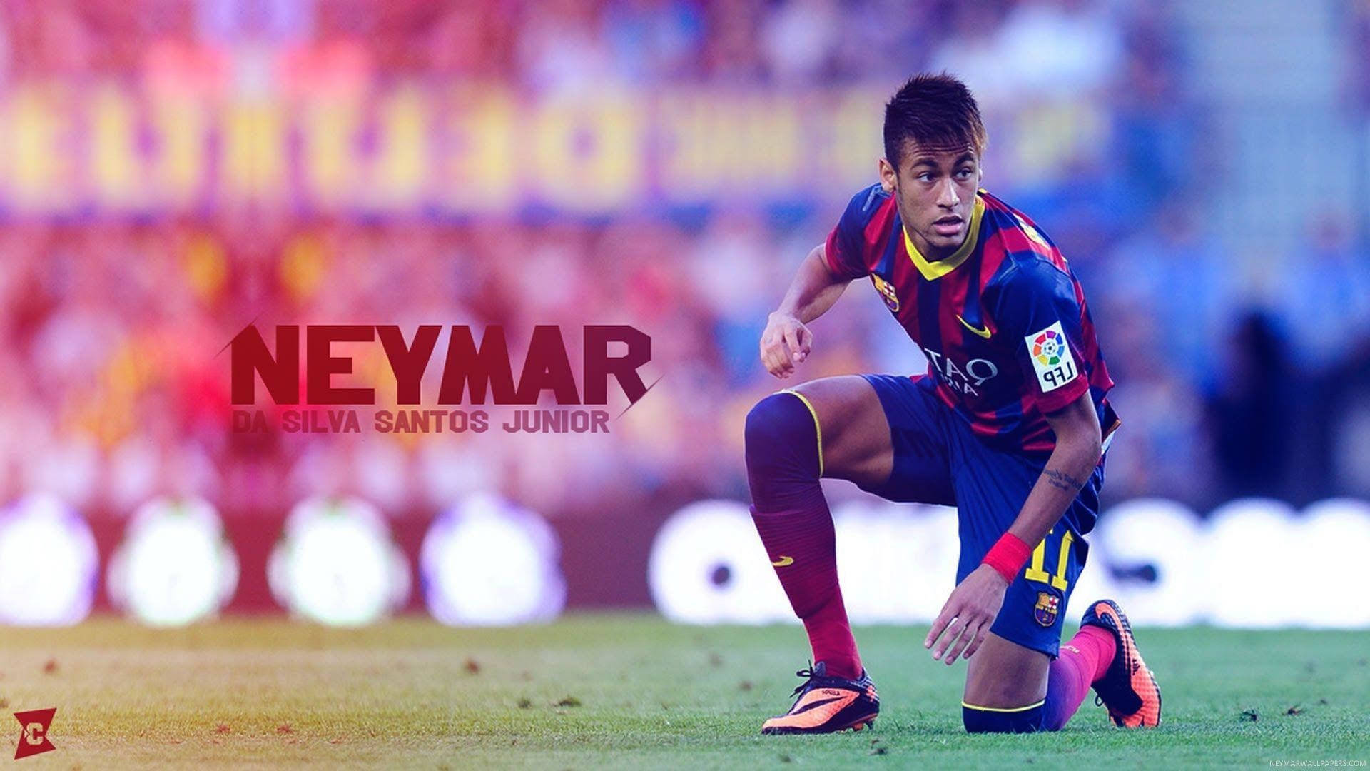 運動 桌布 壁紙 — 內馬爾（Neymar Jr）身穿巴塞隆納球衣，蹲在充滿活力的綠色球場上，背景是模糊的球場燈光和人群。