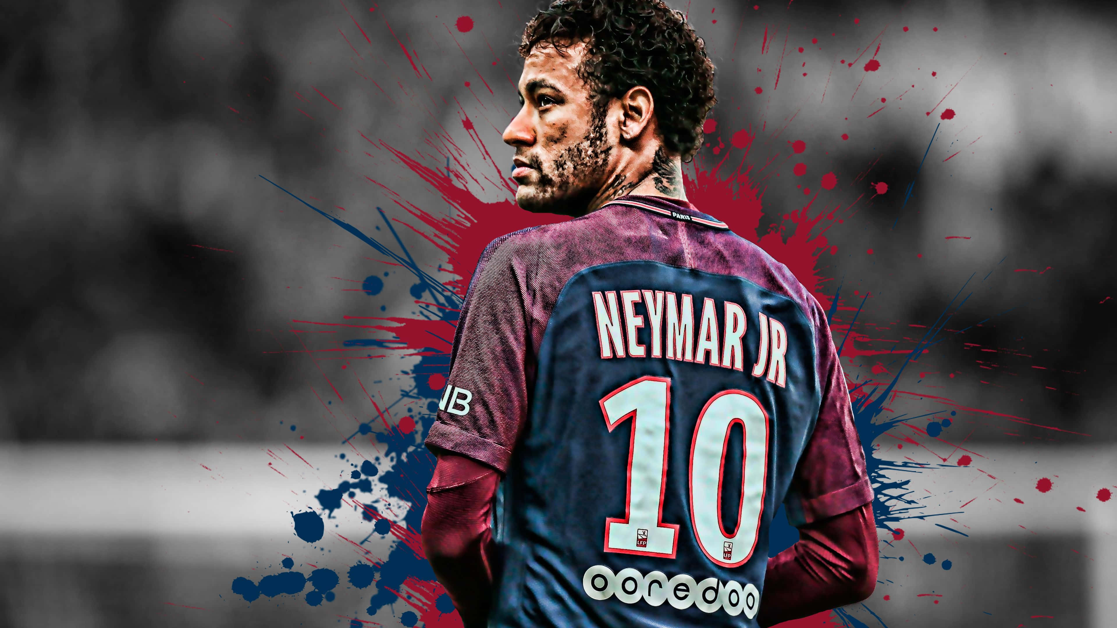 Football Players 桌布 壁紙 — 內馬爾（Neymar Jr）身穿巴塞隆納10號球衣，側面站立，背景是動感的紅色和藍色油漆噴濺效果。