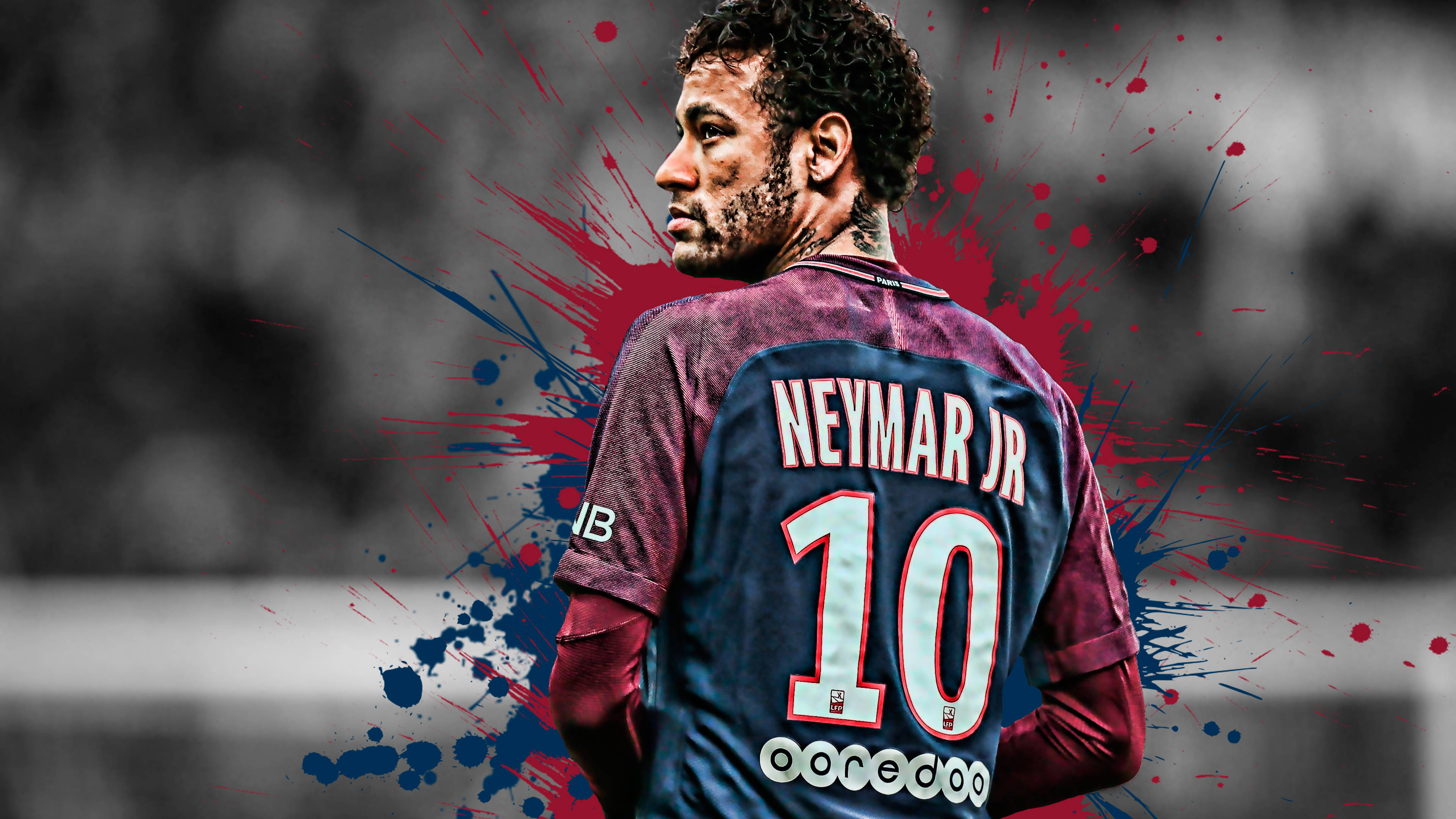 足球 桌布 壁紙 — 內馬爾（Neymar Jr）身穿藍紅相間、印有10號的足球球衣，站在黑白背景前，背景上有鮮豔的紅色和藍色油漆飛濺。