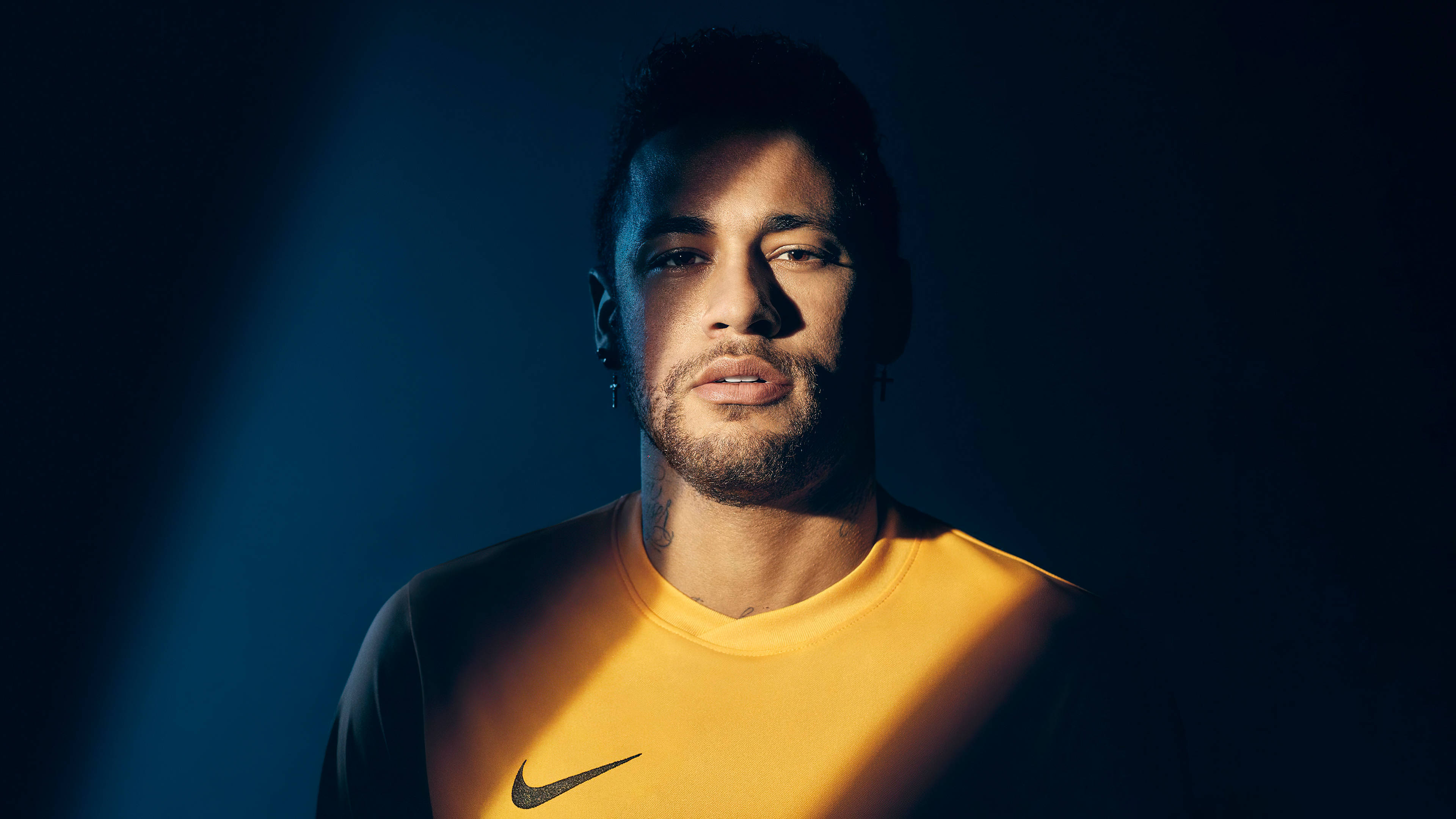 Football Players 桌布 壁紙 — 內馬爾在深藍色工作室背景下沐浴在金色燈光中的戲劇性肖像。
