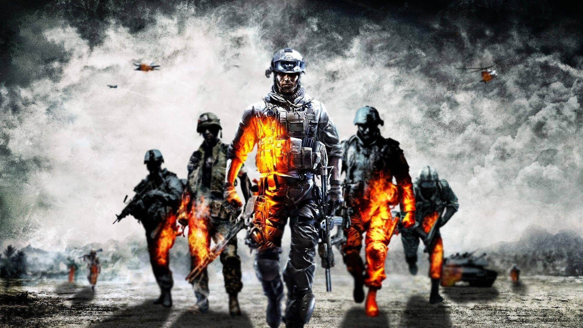 Soldiers 桌布 壁紙 — 全副武裝的士兵向前邁進，火焰吞噬他們的身體，背景是風暴肆虐的戰場，頭頂有直升機。