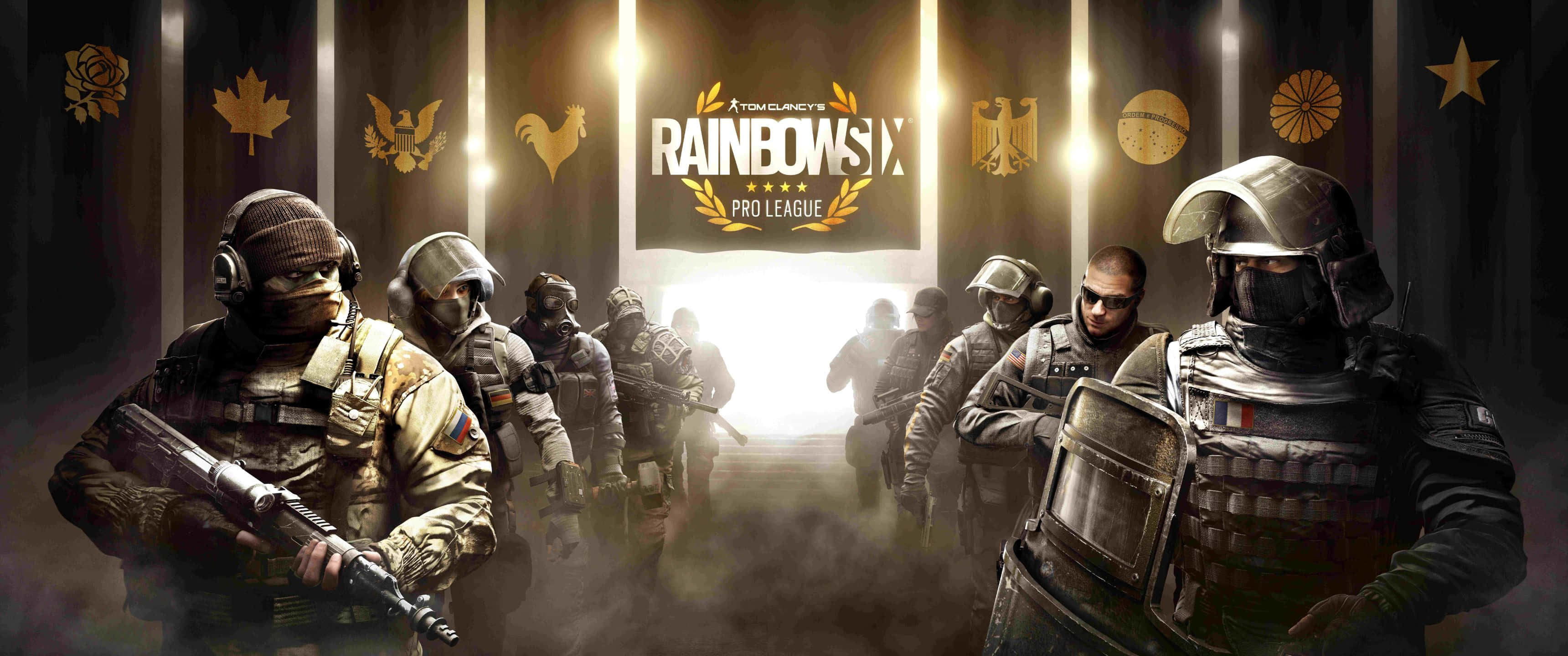 3440x1440p Rainbow Six Siege 桌布 壁紙 — 全副武裝的戰術操作員在帶有國家象徵的發光「Rainbow Six Pro League」橫幅下前進。