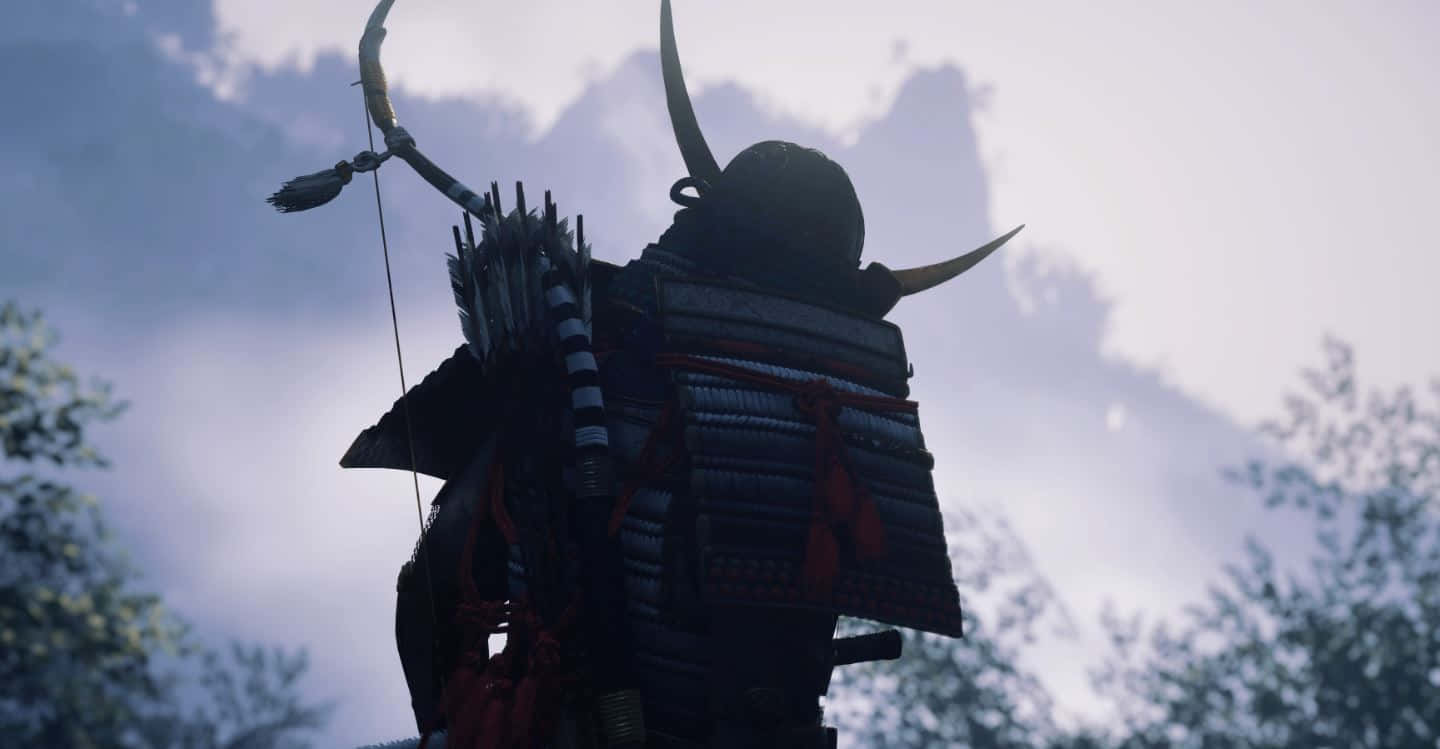 Samurai Armor 桌布 壁紙 — 全副武裝的武士剪影，手持弓箭，背景是陰雲密布的天空和樹木。