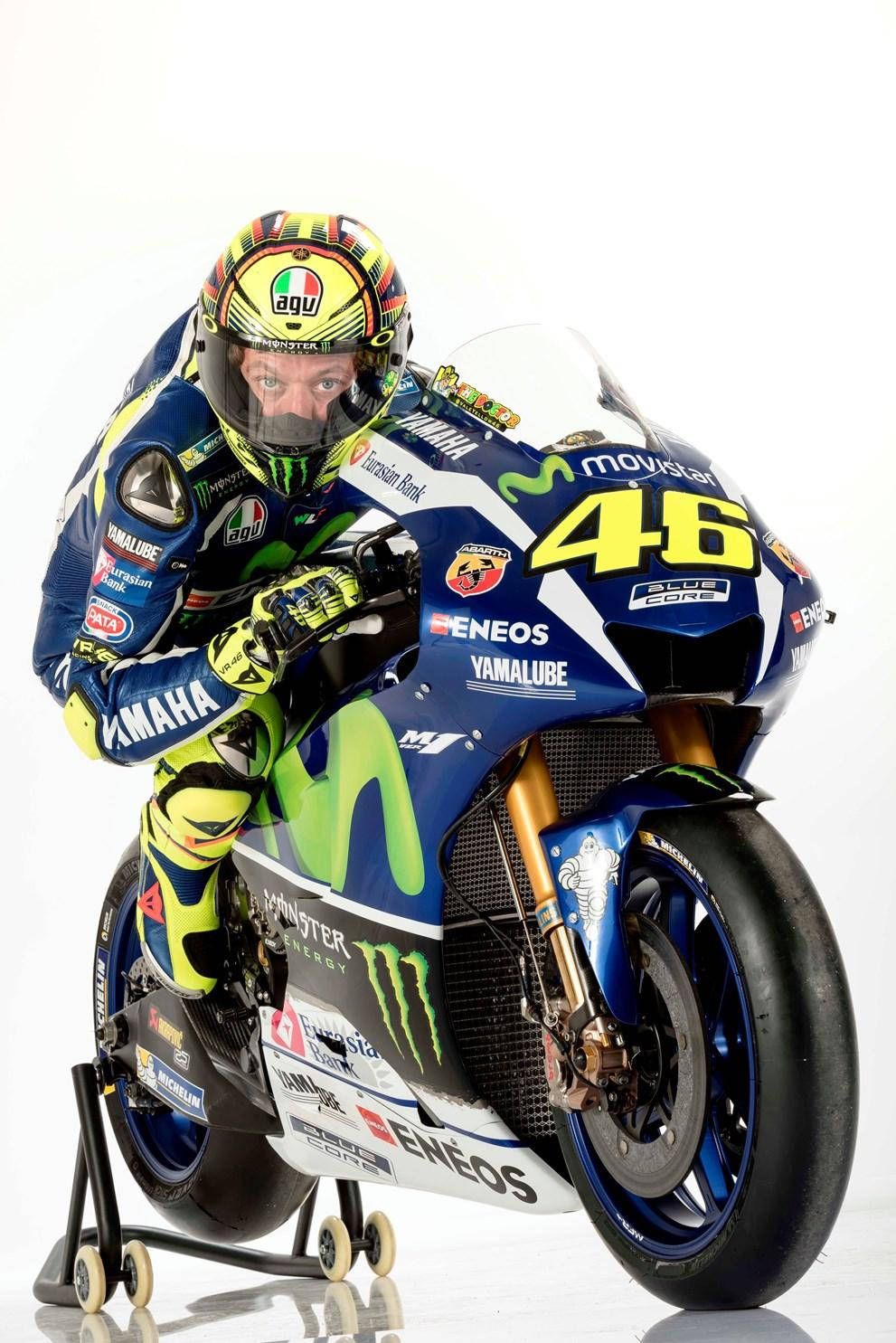 Monster Energy 桌布 壁紙 — 全副裝備的摩托車賽車手在藍黃色Yamaha賽車上傾斜入彎，背景是純白色的攝影棚。