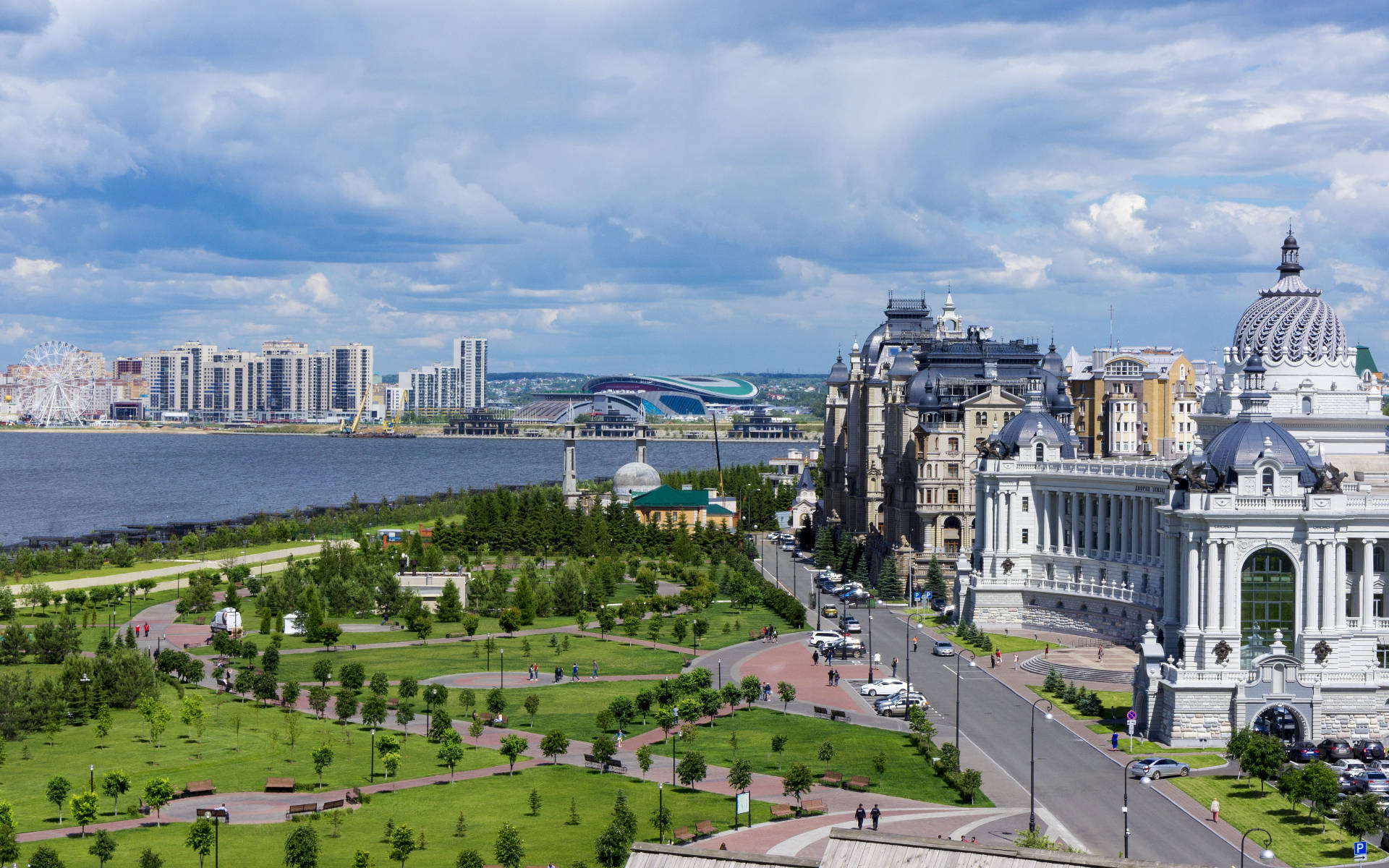 Kazan 桌布 壁紙 — 全景視野，展現充滿活力的城市景觀，擁有宏偉的新古典主義建築、寬闊的河流和鬱鬱蔥蔥的綠色公園，天空部分多雲。