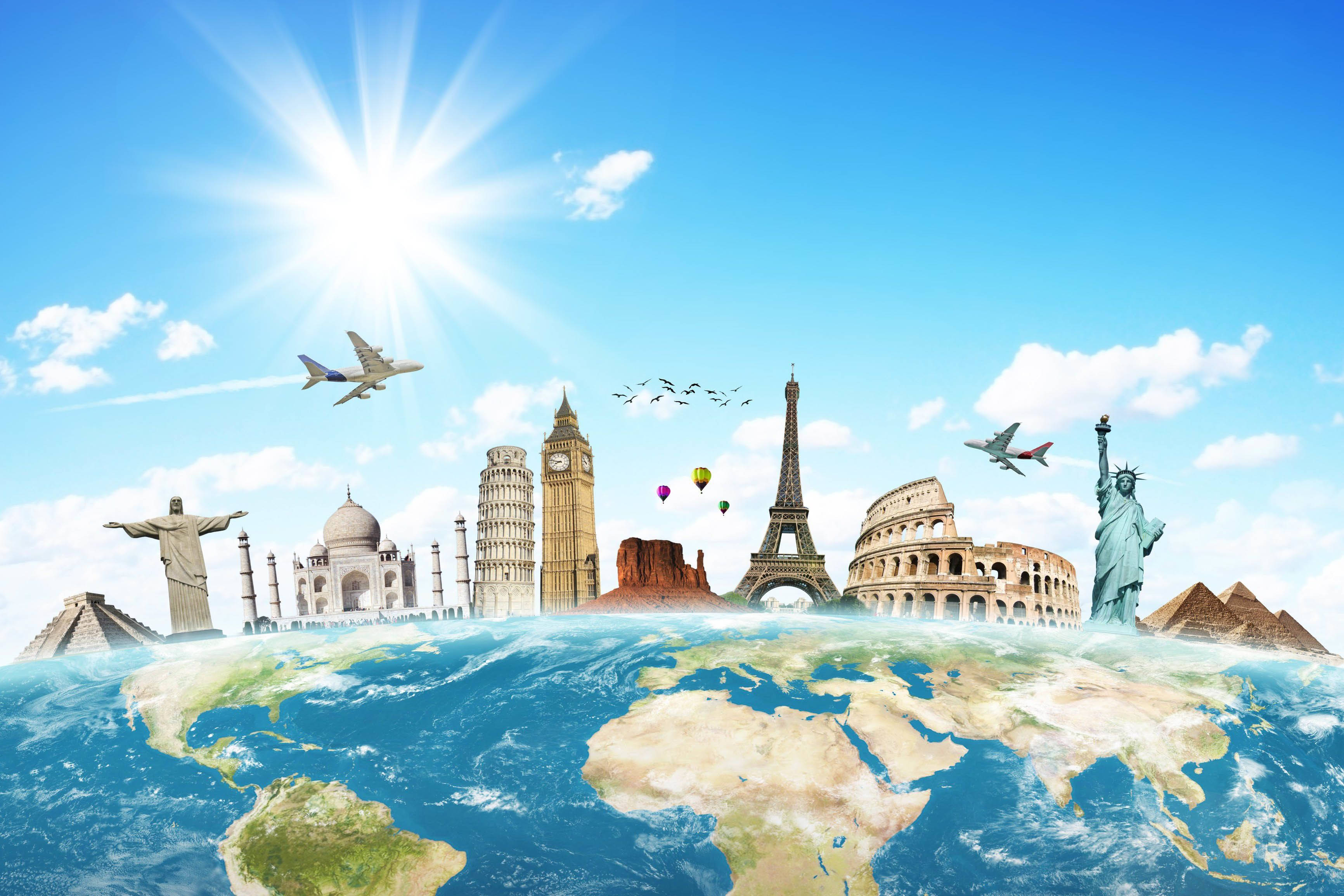 旅行 桌布 壁紙 — 全球地標從藍色星球升起，在明亮的太陽下，飛機和熱氣球在上空飛翔。