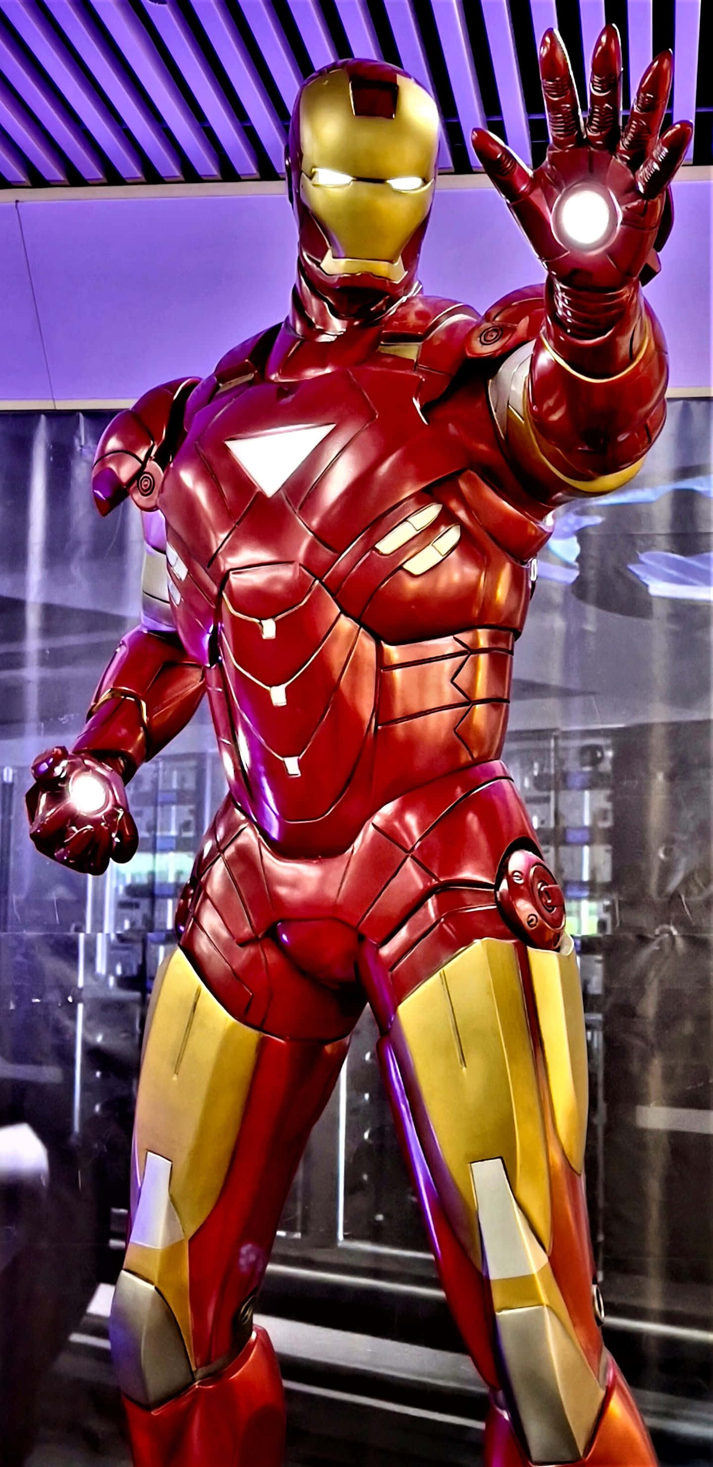 Pixel 3xl Marvel 桌布 壁紙 — 全身鋼鐵人裝甲蓄勢待發，發光的斥力炮伸出，背景是紫色燈光的未來風格。