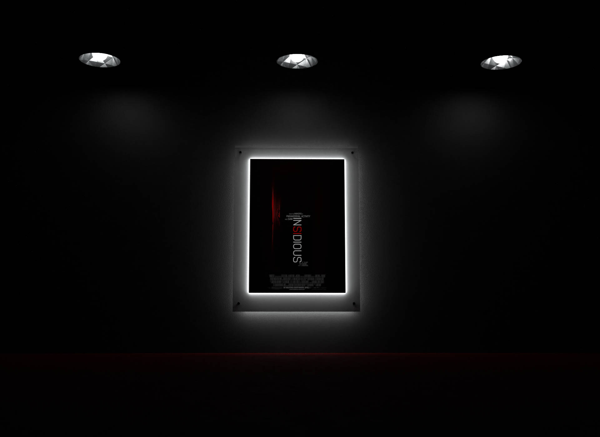 Insidious 桌布 壁紙 — 《全面啟動》的電影海報在漆黑的戲院中被三盞聚光燈戲劇性地照亮，散發著白色霓虹燈框的光芒。