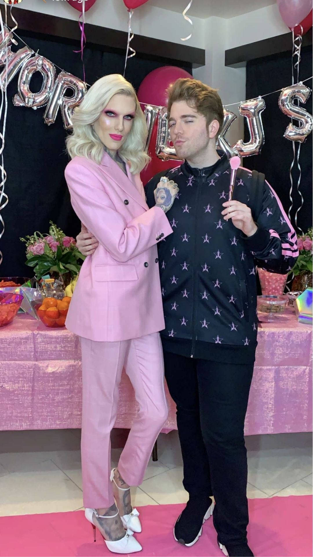 Jeffree Star 桌布 壁紙 — 兩人在以粉紅色為主題的生日派對上一起擺姿勢，現場有氣球和「HAPPY BIRTHDAY」橫幅。